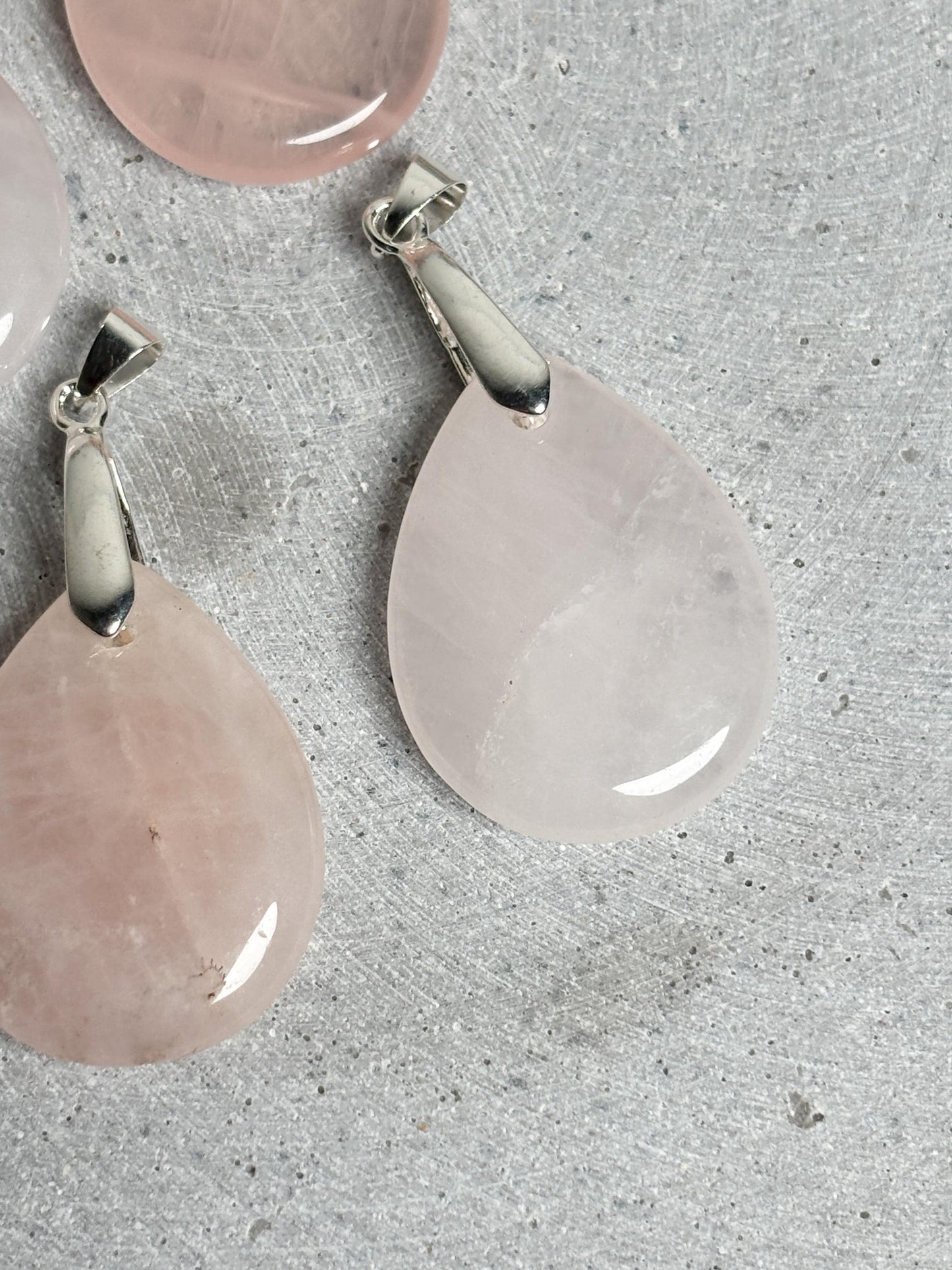 Rosenquarz Tropfen Anhänger 3,3 cm Kettenanhänger Edelstein mit goldfarbener oder silberfarbener Öse