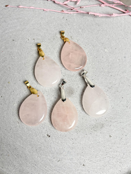 Rosenquarz Tropfen Anhänger 3,3 cm Kettenanhänger Edelstein mit goldfarbener oder silberfarbener Öse