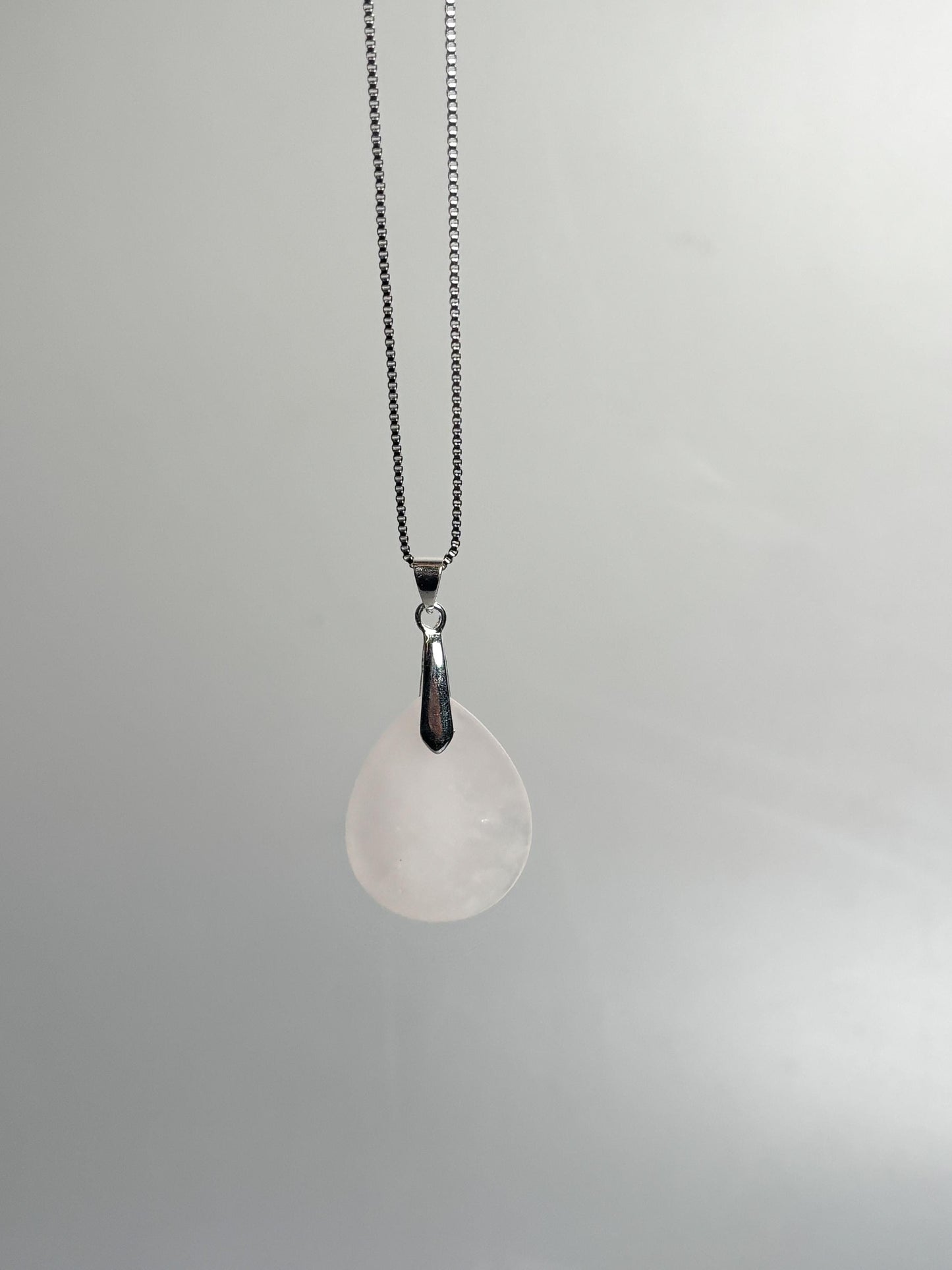 Rosenquarz Tropfen Anhänger 3,3 cm Kettenanhänger Edelstein mit goldfarbener oder silberfarbener Öse
