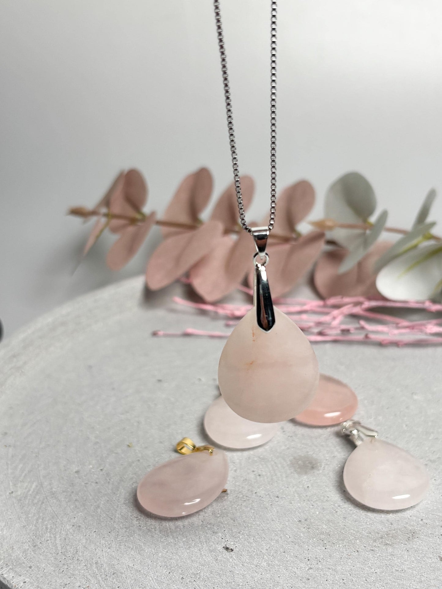 Rosenquarz Tropfen Anhänger 3,3 cm Kettenanhänger Edelstein mit goldfarbener oder silberfarbener Öse