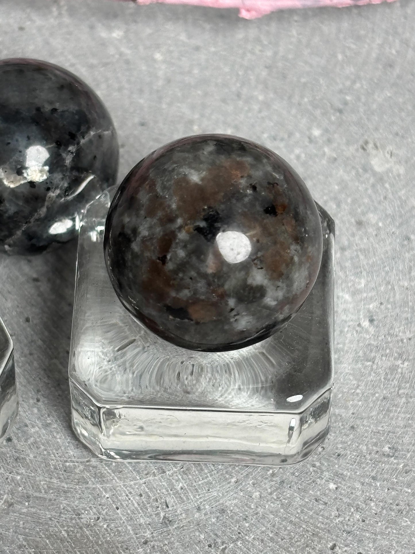 Mini Edelstein Kugel 2 cm Grüner Mica Larvikit oder Yooperlit Kristall Deko