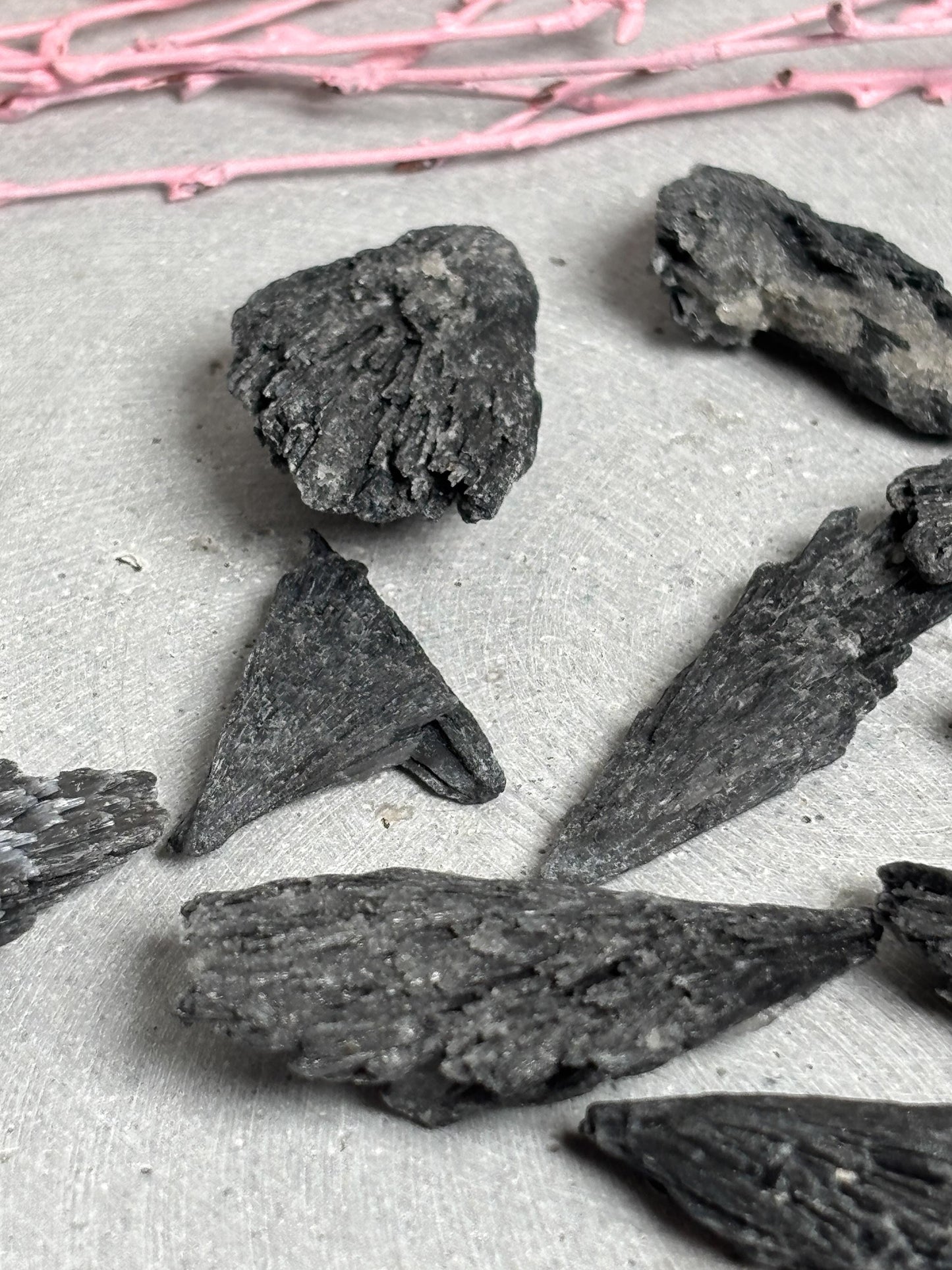 Schwarzer Kyanit Rohstein klein oder groß Rohstück Fächerkristall Edelstein Naturstein