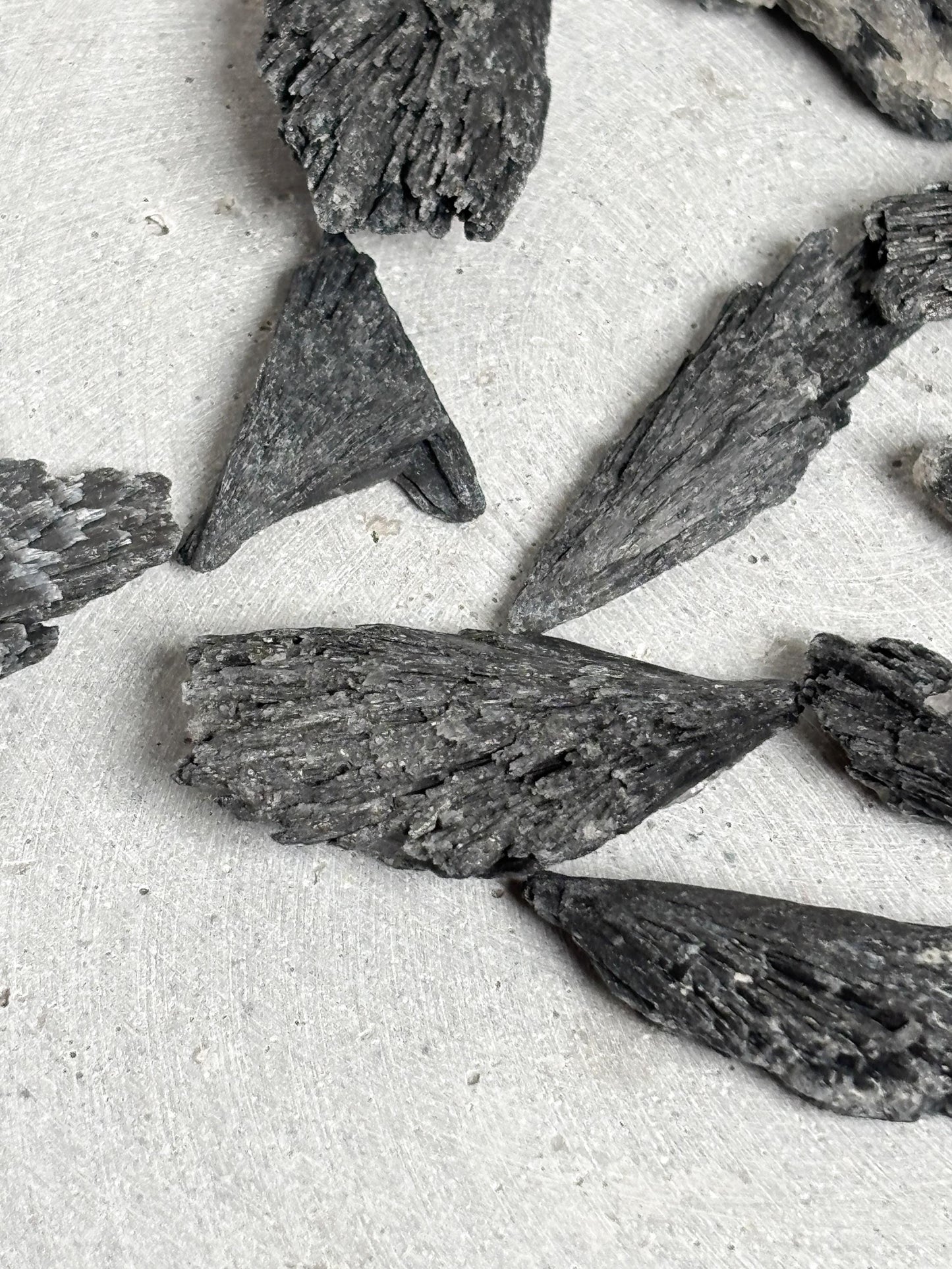 Schwarzer Kyanit Rohstein klein oder groß Rohstück Fächerkristall Edelstein Naturstein