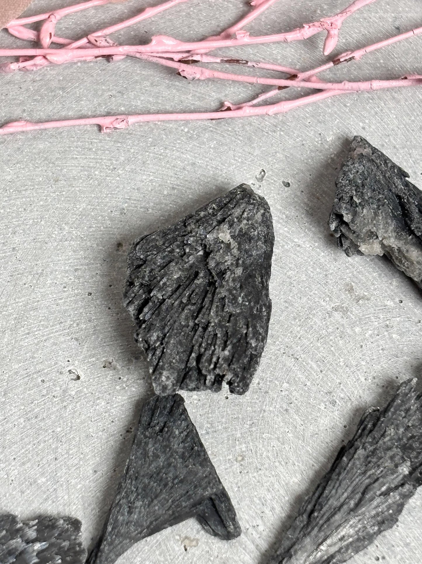 Schwarzer Kyanit Rohstein klein oder groß Rohstück Fächerkristall Edelstein Naturstein