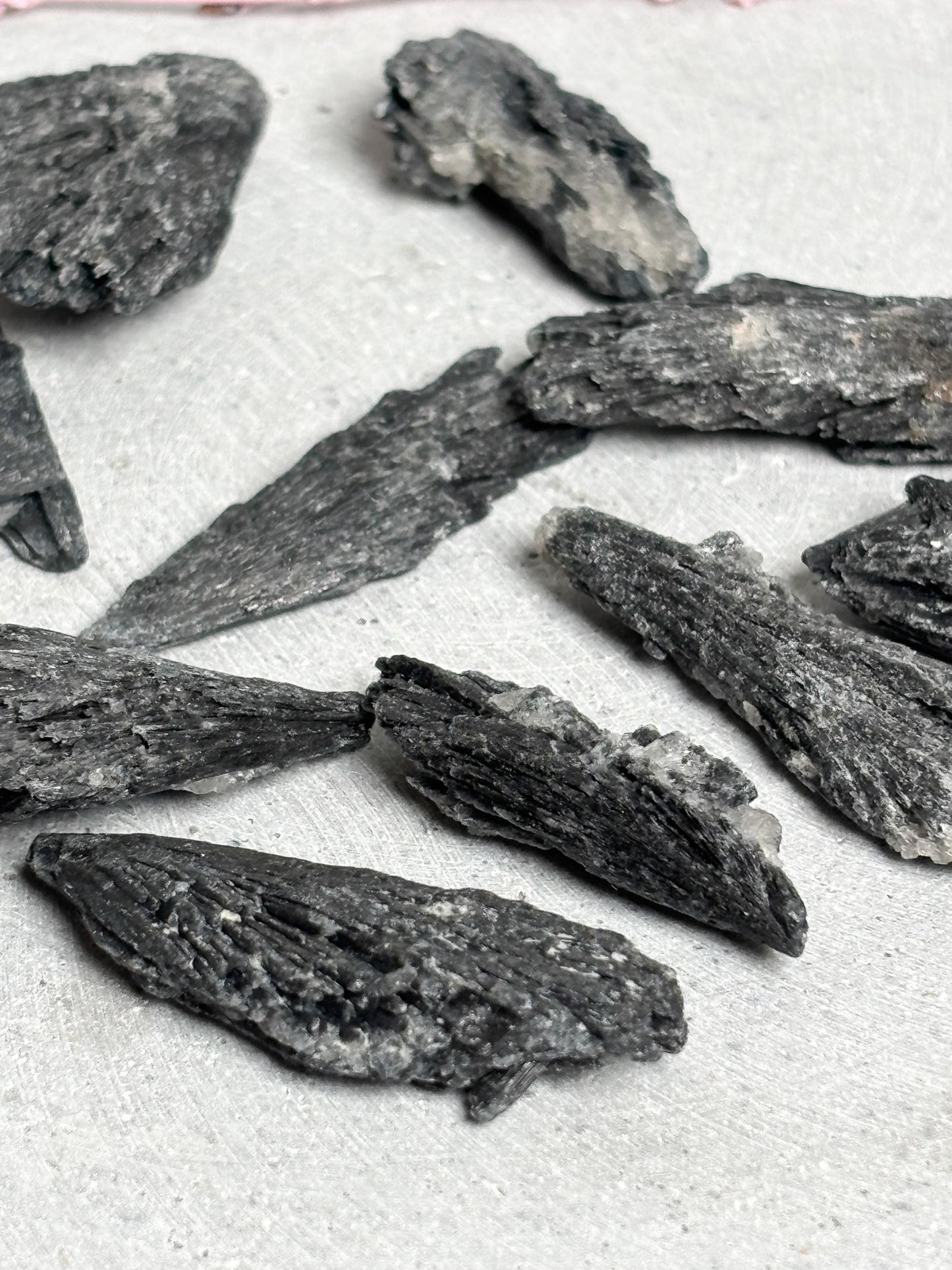 Schwarzer Kyanit Rohstein klein oder groß Rohstück Fächerkristall Edelstein Naturstein