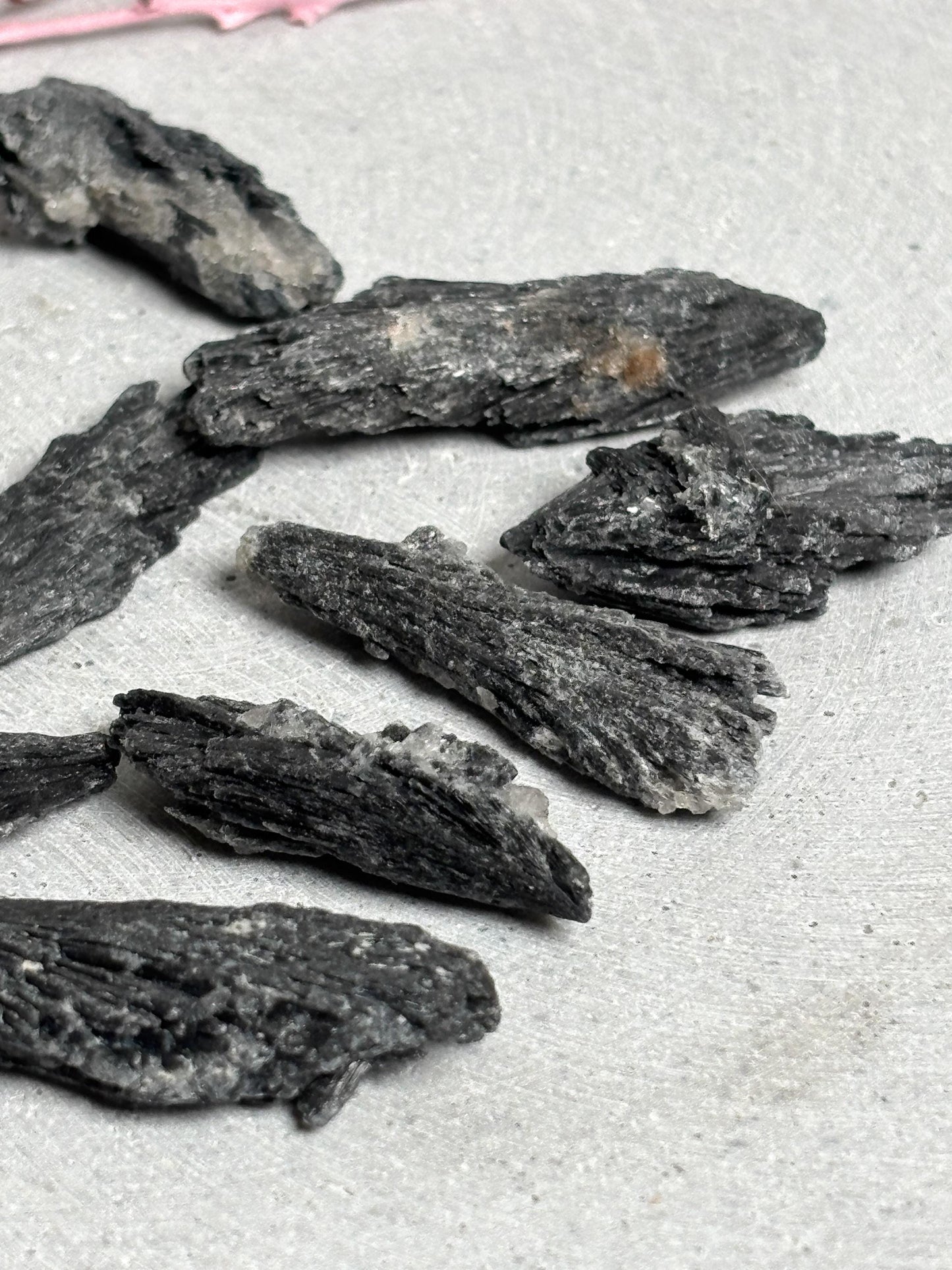 Schwarzer Kyanit Rohstein klein oder groß Rohstück Fächerkristall Edelstein Naturstein
