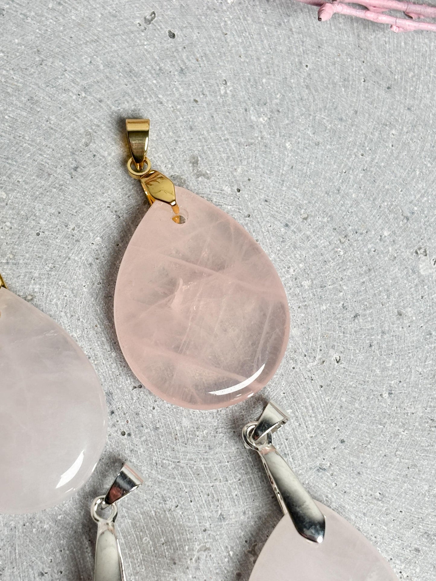Rosenquarz Tropfen Anhänger 3,3 cm Kettenanhänger Edelstein mit goldfarbener oder silberfarbener Öse