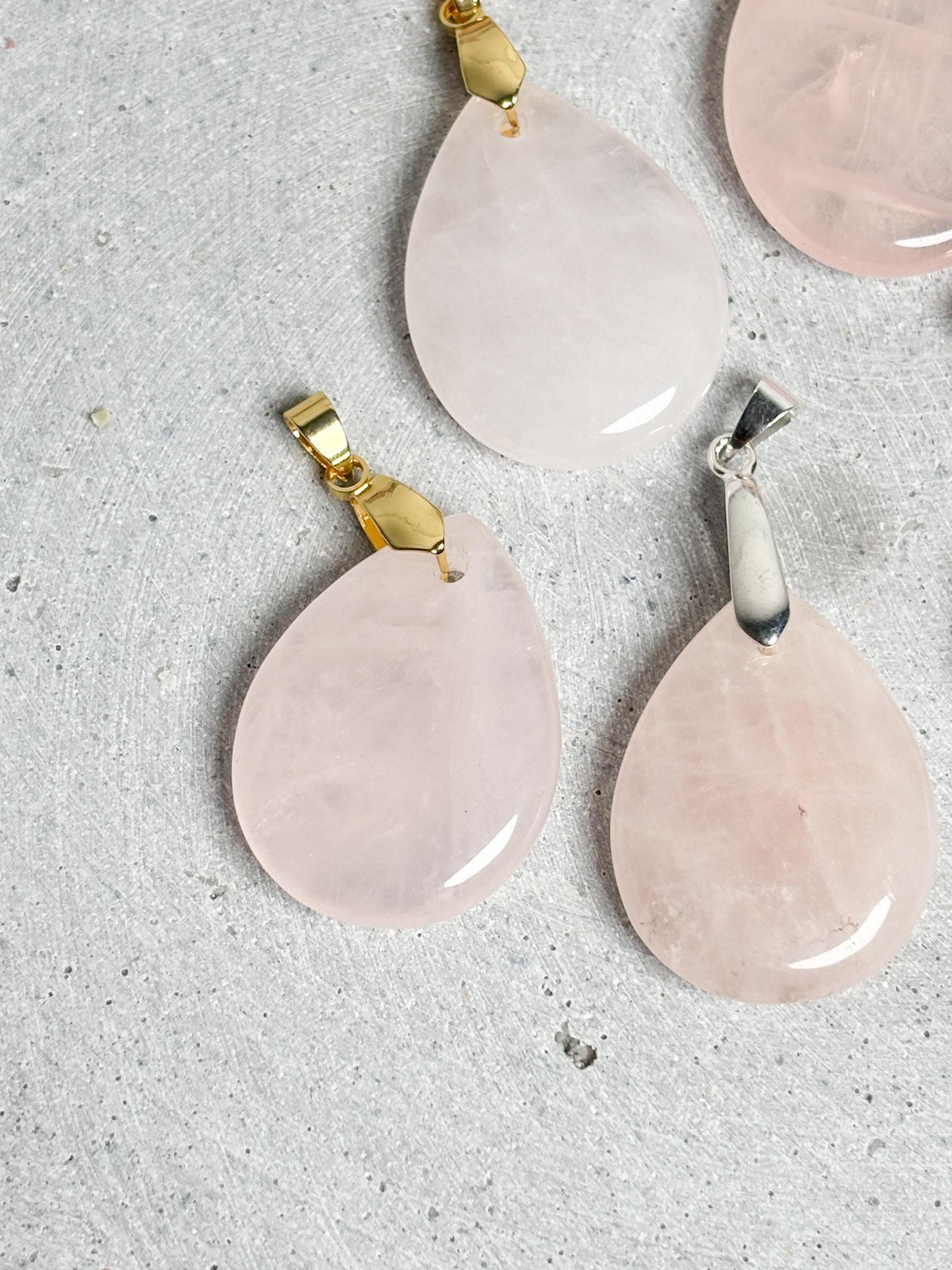Rosenquarz Tropfen Anhänger 3,3 cm Kettenanhänger Edelstein mit goldfarbener oder silberfarbener Öse