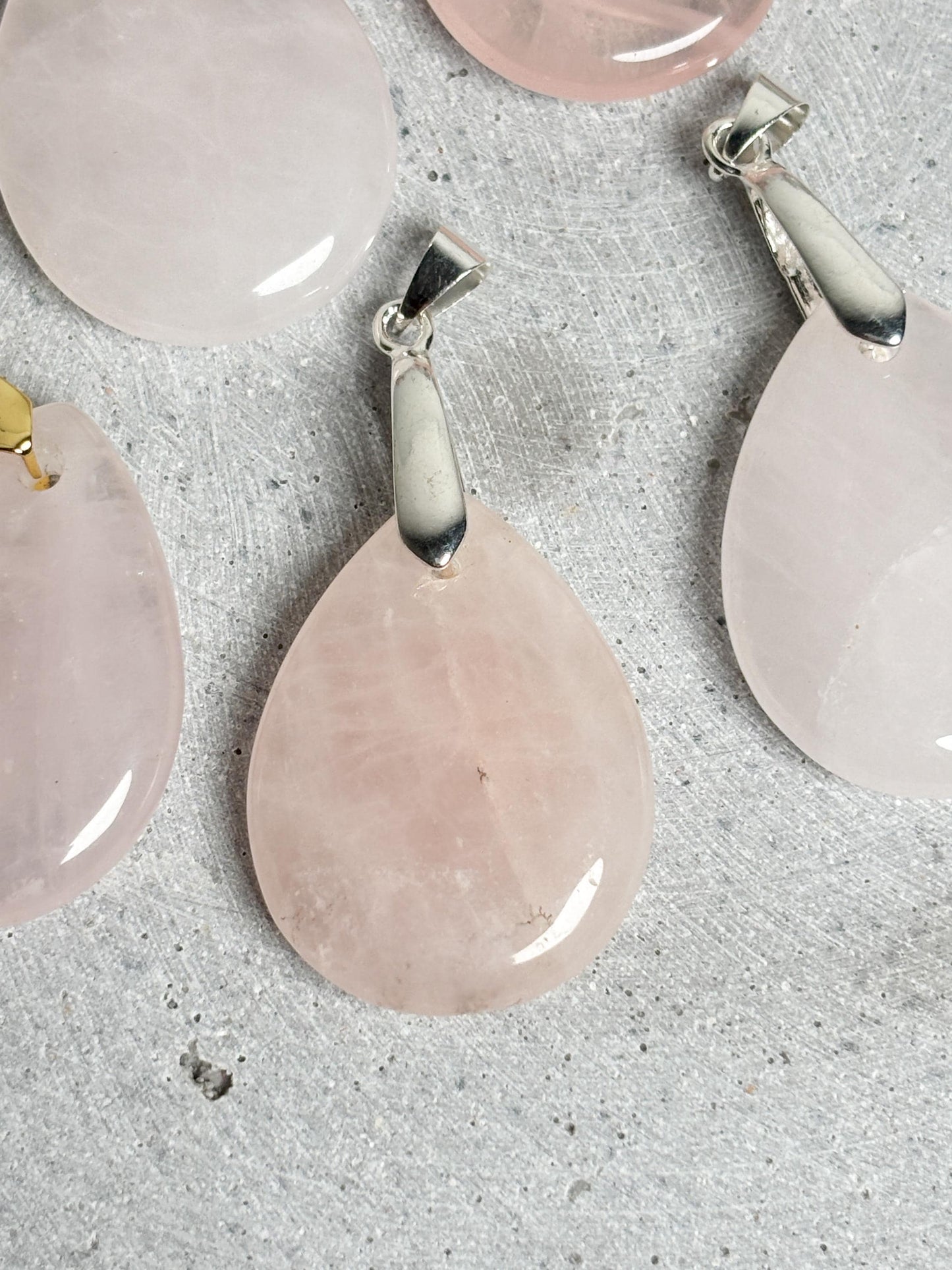 Rosenquarz Tropfen Anhänger 3,3 cm Kettenanhänger Edelstein mit goldfarbener oder silberfarbener Öse