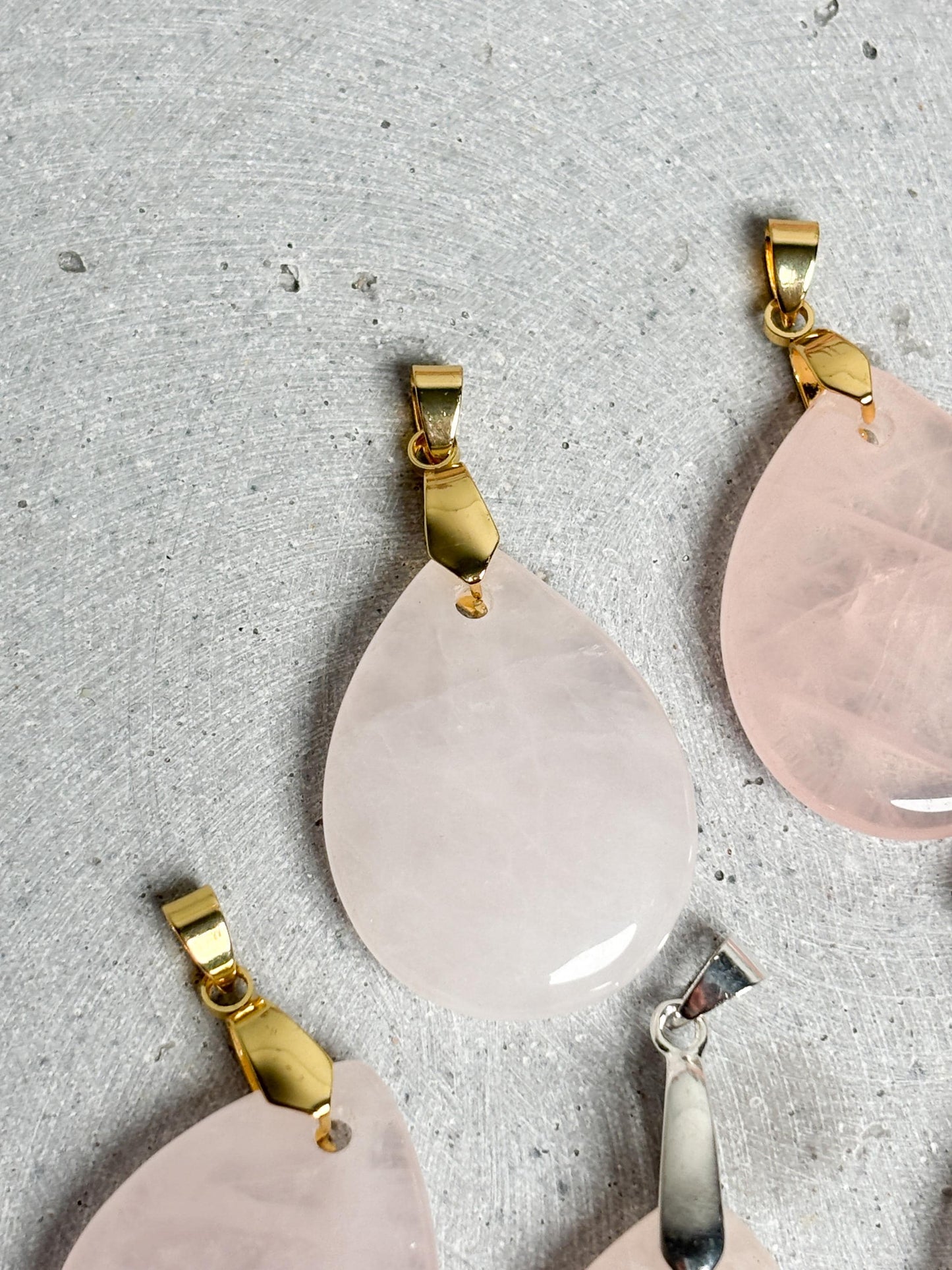 Rosenquarz Tropfen Anhänger 3,3 cm Kettenanhänger Edelstein mit goldfarbener oder silberfarbener Öse