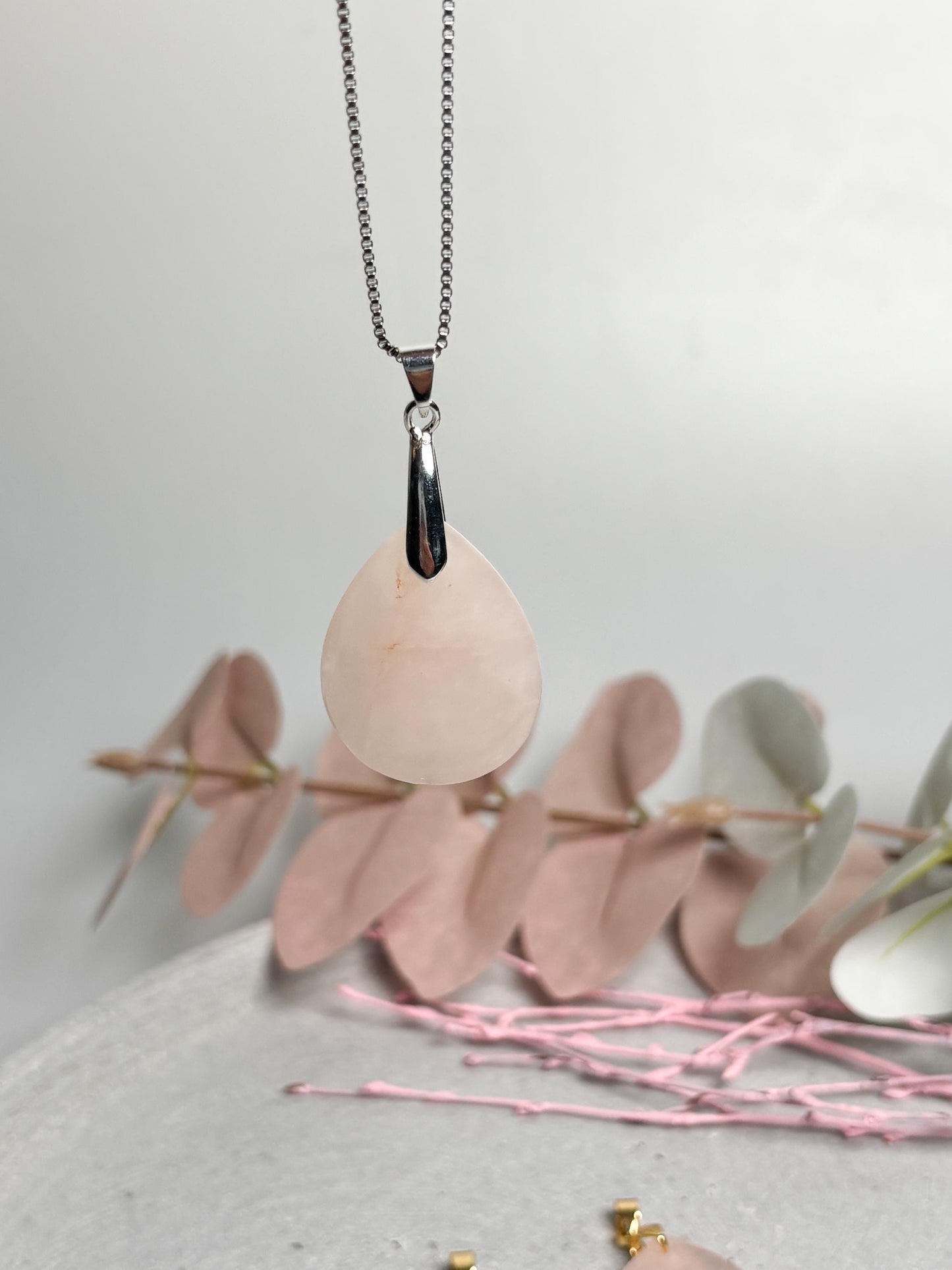 Rosenquarz Tropfen Anhänger 3,3 cm Kettenanhänger Edelstein mit goldfarbener oder silberfarbener Öse