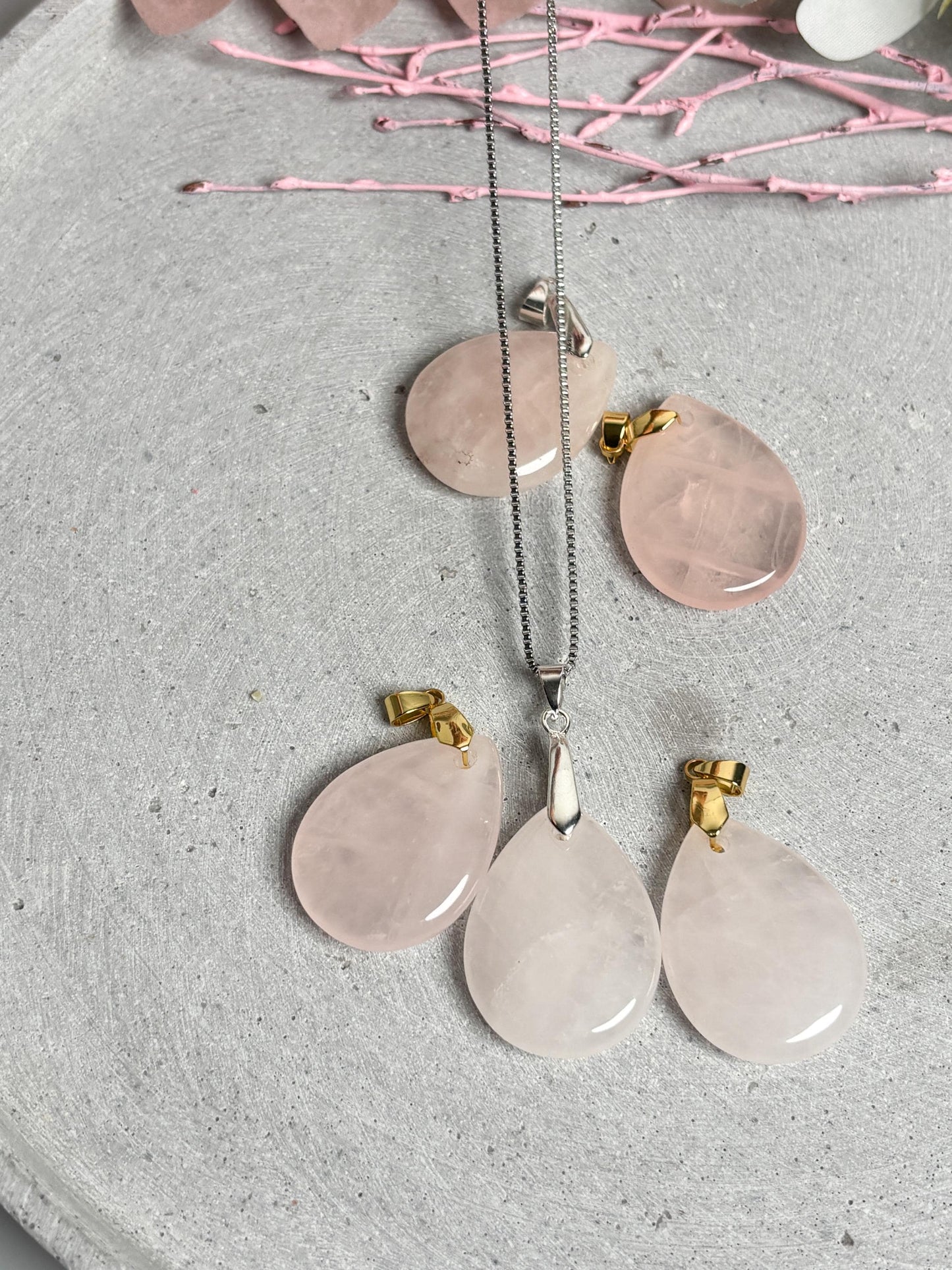 Rosenquarz Tropfen Anhänger 3,3 cm Kettenanhänger Edelstein mit goldfarbener oder silberfarbener Öse