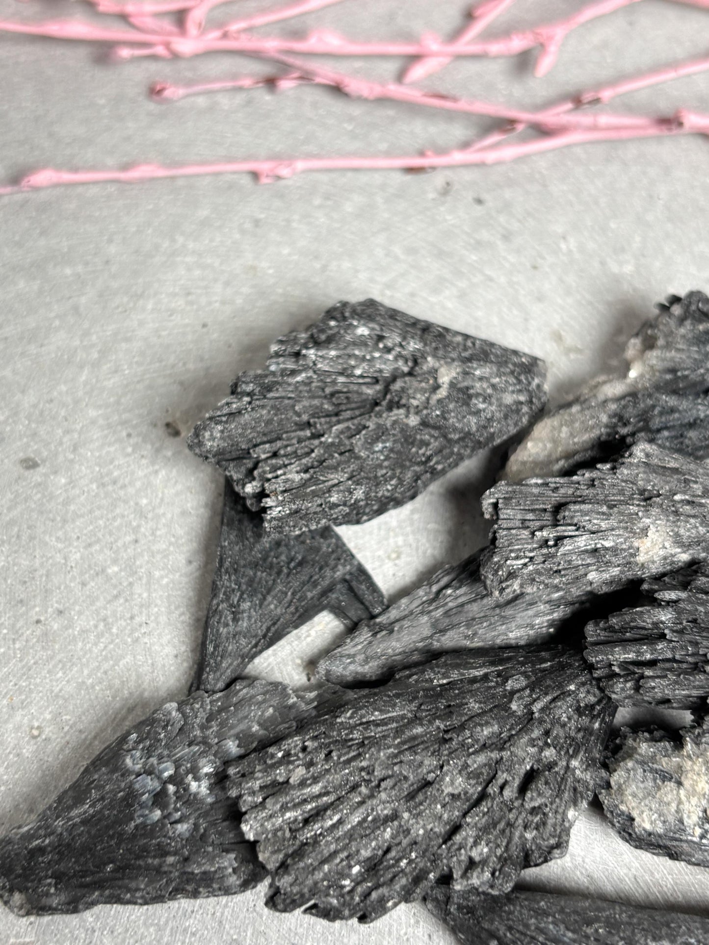 Schwarzer Kyanit Rohstein klein oder groß Rohstück Fächerkristall Edelstein Naturstein