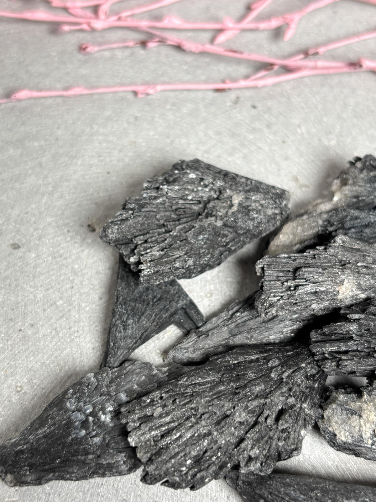 Schwarzer Kyanit Rohstein klein oder groß Rohstück Fächerkristall Edelstein Naturstein