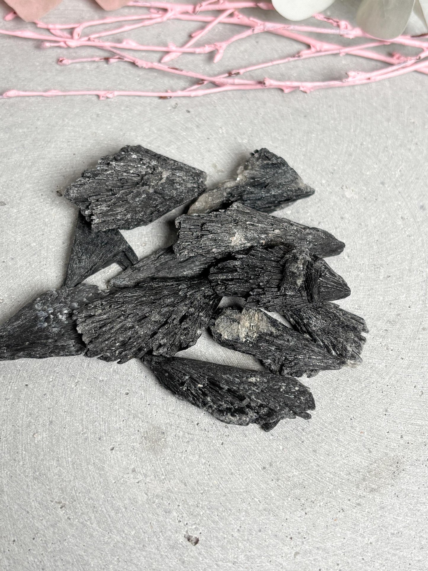 Schwarzer Kyanit Rohstein klein oder groß Rohstück Fächerkristall Edelstein Naturstein