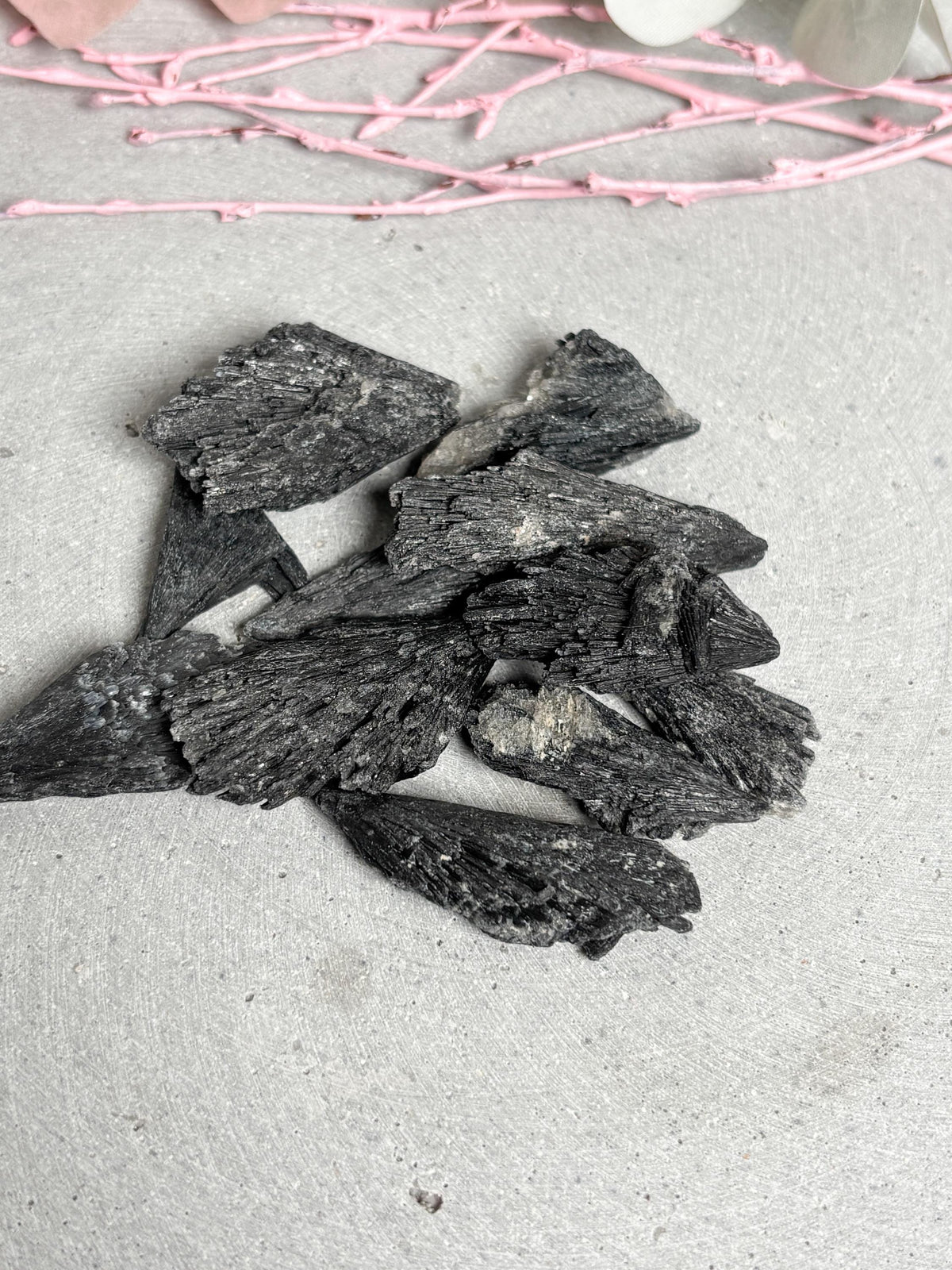 Schwarzer Kyanit Rohstein klein oder groß Rohstück Fächerkristall Edelstein Naturstein
