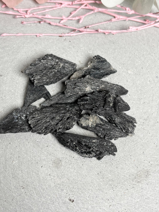 Schwarzer Kyanit Rohstein klein oder groß Rohstück Fächerkristall Edelstein Naturstein