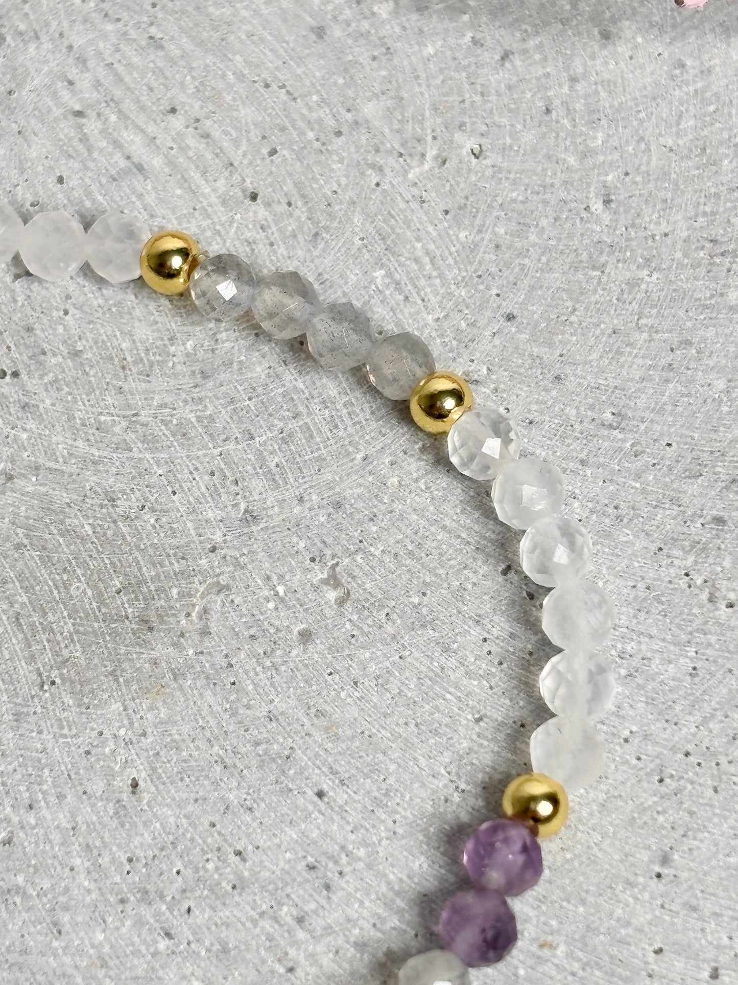 Zartes Edelstein Armband Labradorit Mondstein Amethyst 4 mm facettiert elastisch goldfarbener Edelstahl