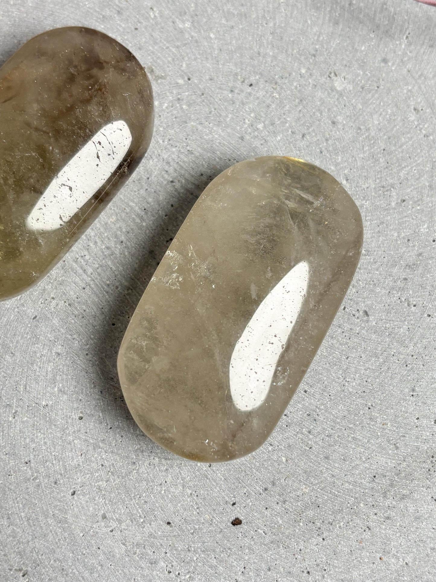 Rauchiger Citrin Palmstone mit Regenbögen polierter Edelstein Handschmeichler Naturstein ca. 5,8 cm