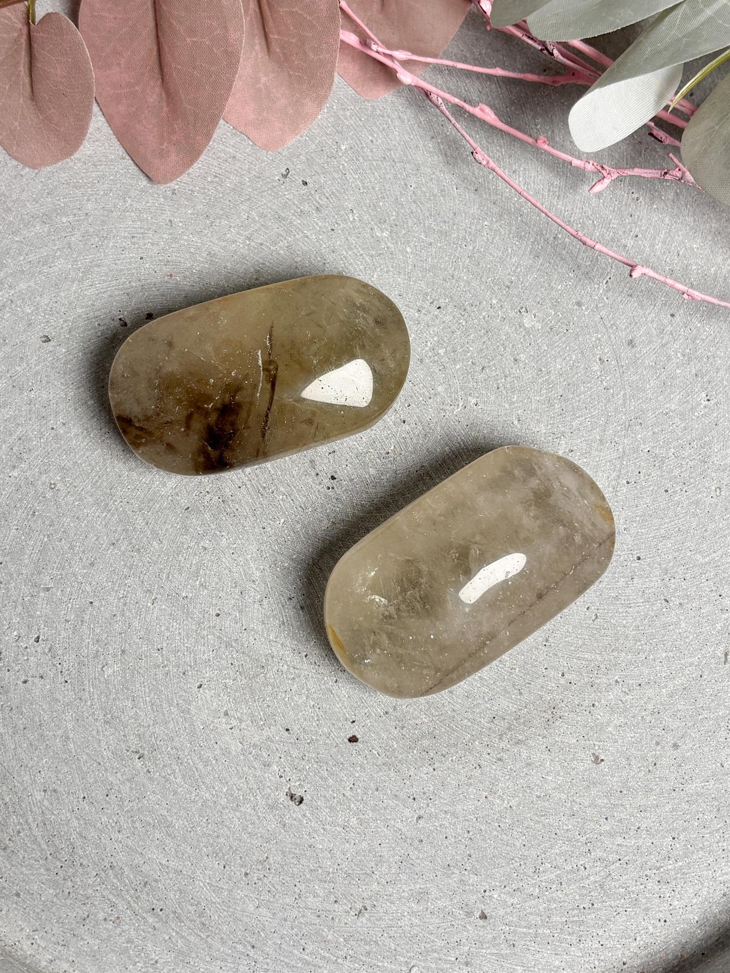 Rauchiger Citrin Palmstone mit Regenbögen polierter Edelstein Handschmeichler Naturstein ca. 5,8 cm