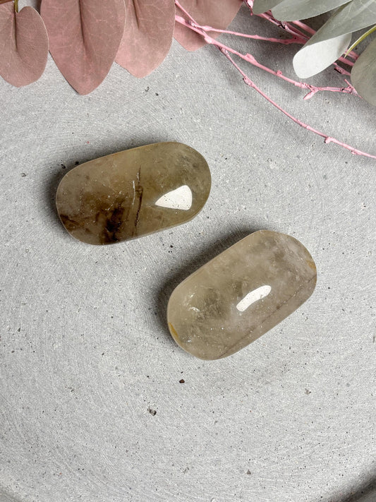 Rauchiger Citrin Palmstone mit Regenbögen polierter Edelstein Handschmeichler Naturstein ca. 5,8 cm