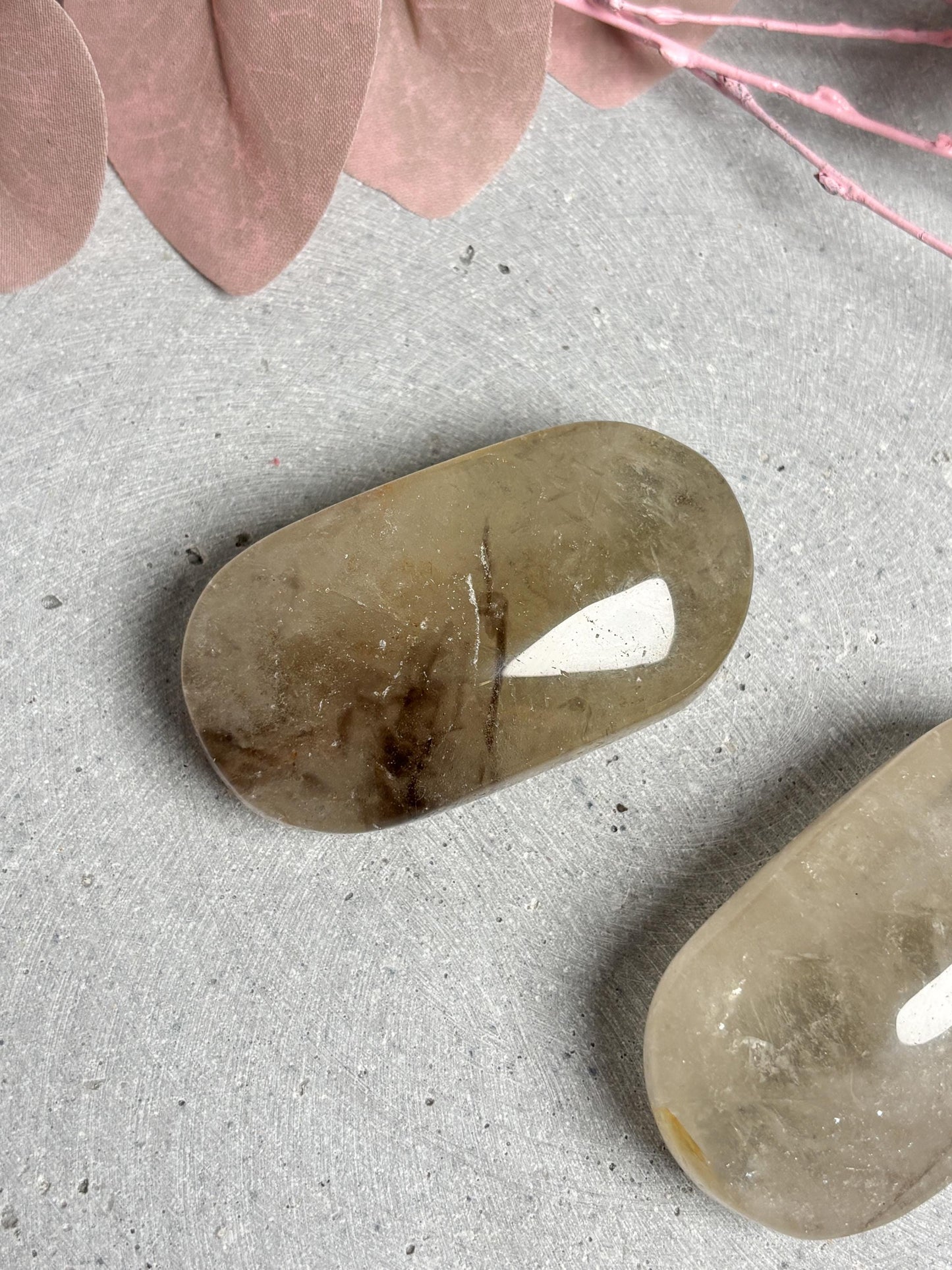 Rauchiger Citrin Palmstone mit Regenbögen polierter Edelstein Handschmeichler Naturstein ca. 5,8 cm
