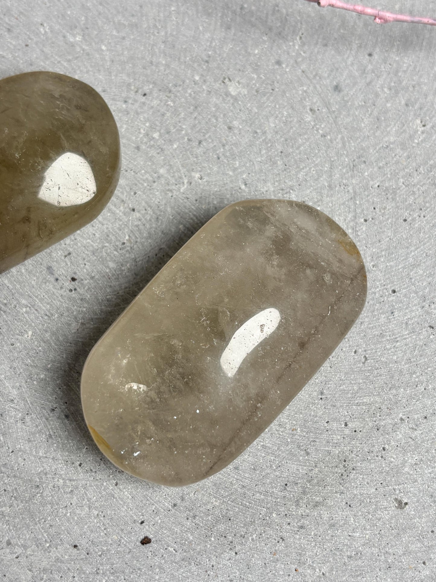 Rauchiger Citrin Palmstone mit Regenbögen polierter Edelstein Handschmeichler Naturstein ca. 5,8 cm