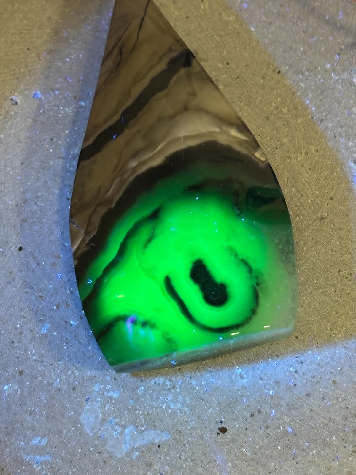 Vulkan Achat Tropfenform polierter Naturstein mit intensiver UV Reaktion fluoreszierender Kristall Deko