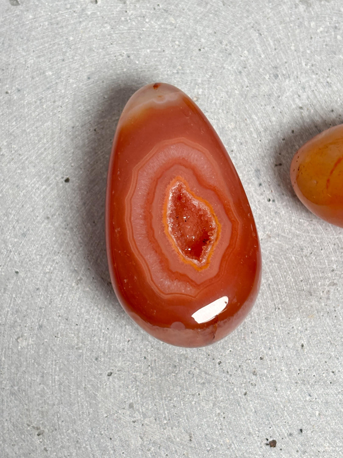 Sardonyx Ei mit natürlicher Druse polierter Edelstein orange Achat Kristall Deko Naturstein Sammlerstück