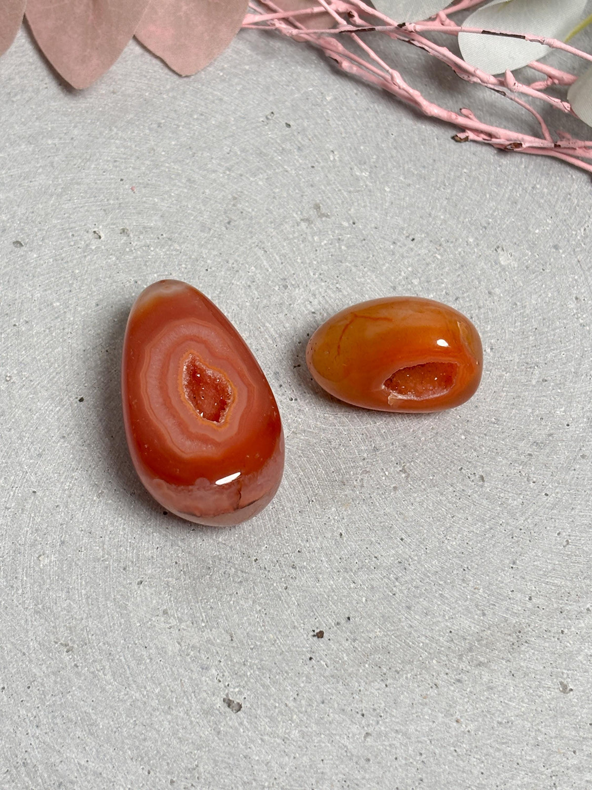 Sardonyx Ei mit natürlicher Druse polierter Edelstein orange Achat Kristall Deko Naturstein Sammlerstück