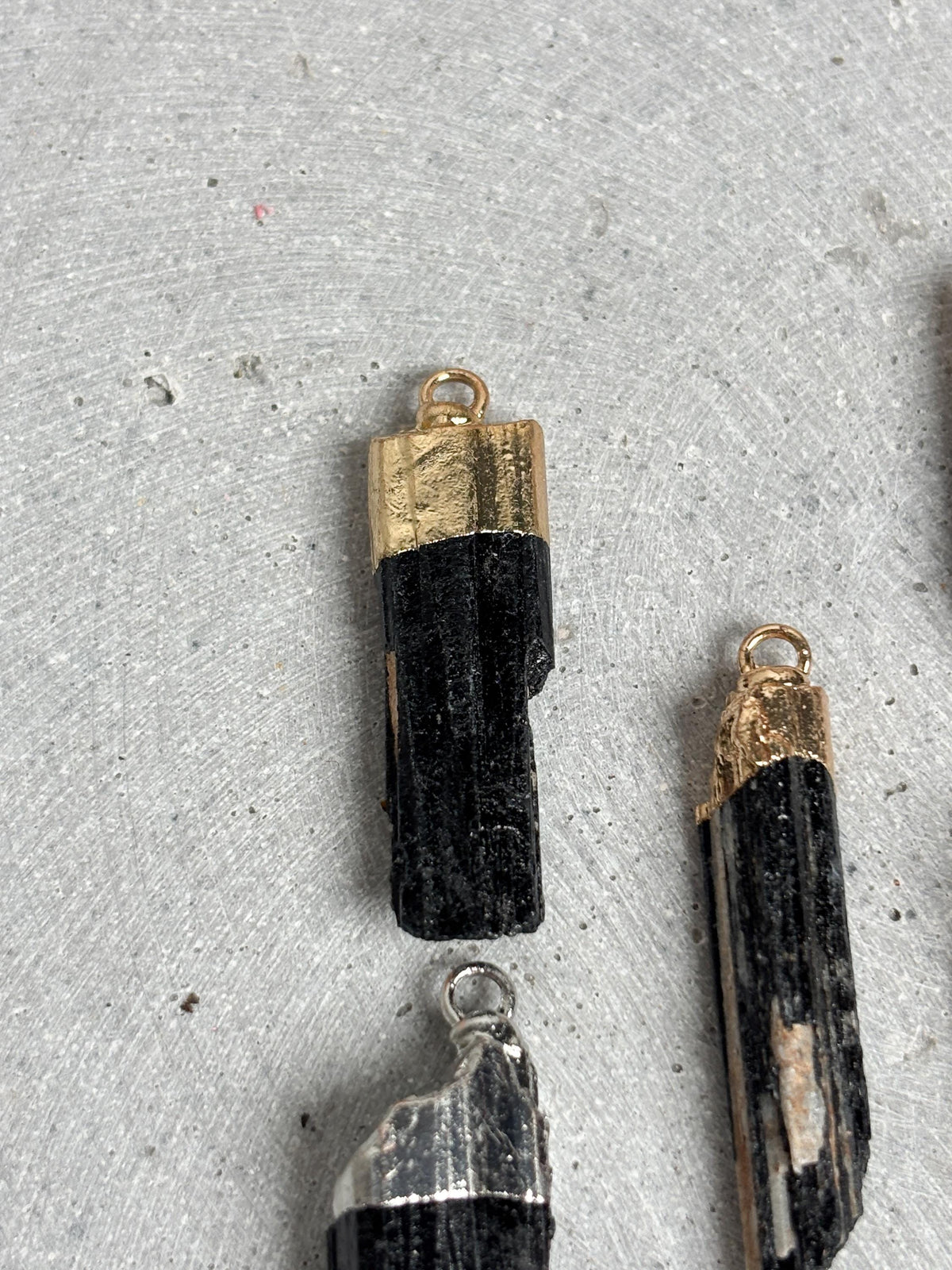 Schwarzer Turmalin Kettenanhänger Rohstein  gold- oder silberfarbene Fassung, Kristall Anhänger Schmuck