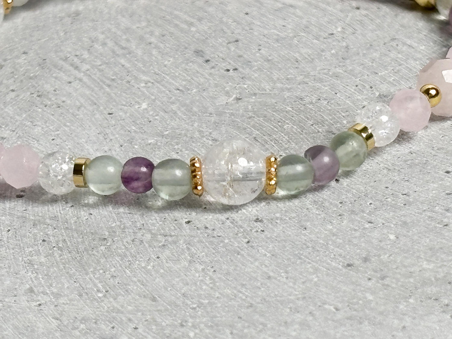 Elastisches Edelstein Armband Fluorit Rosenquarz Bergkristall goldfarbener Edelstahl 17,5 cm Damen
