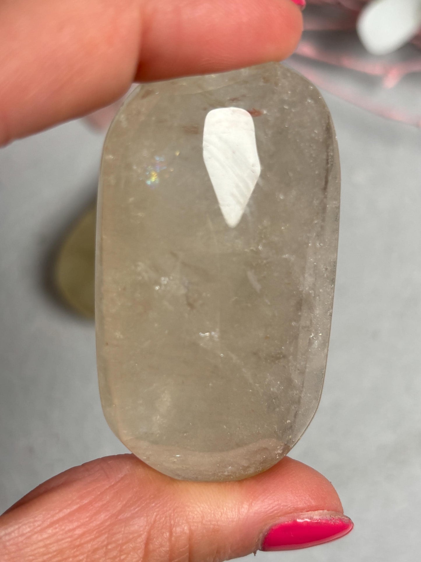 Rauchiger Citrin Palmstone mit Regenbögen polierter Edelstein Handschmeichler Naturstein ca. 5,8 cm