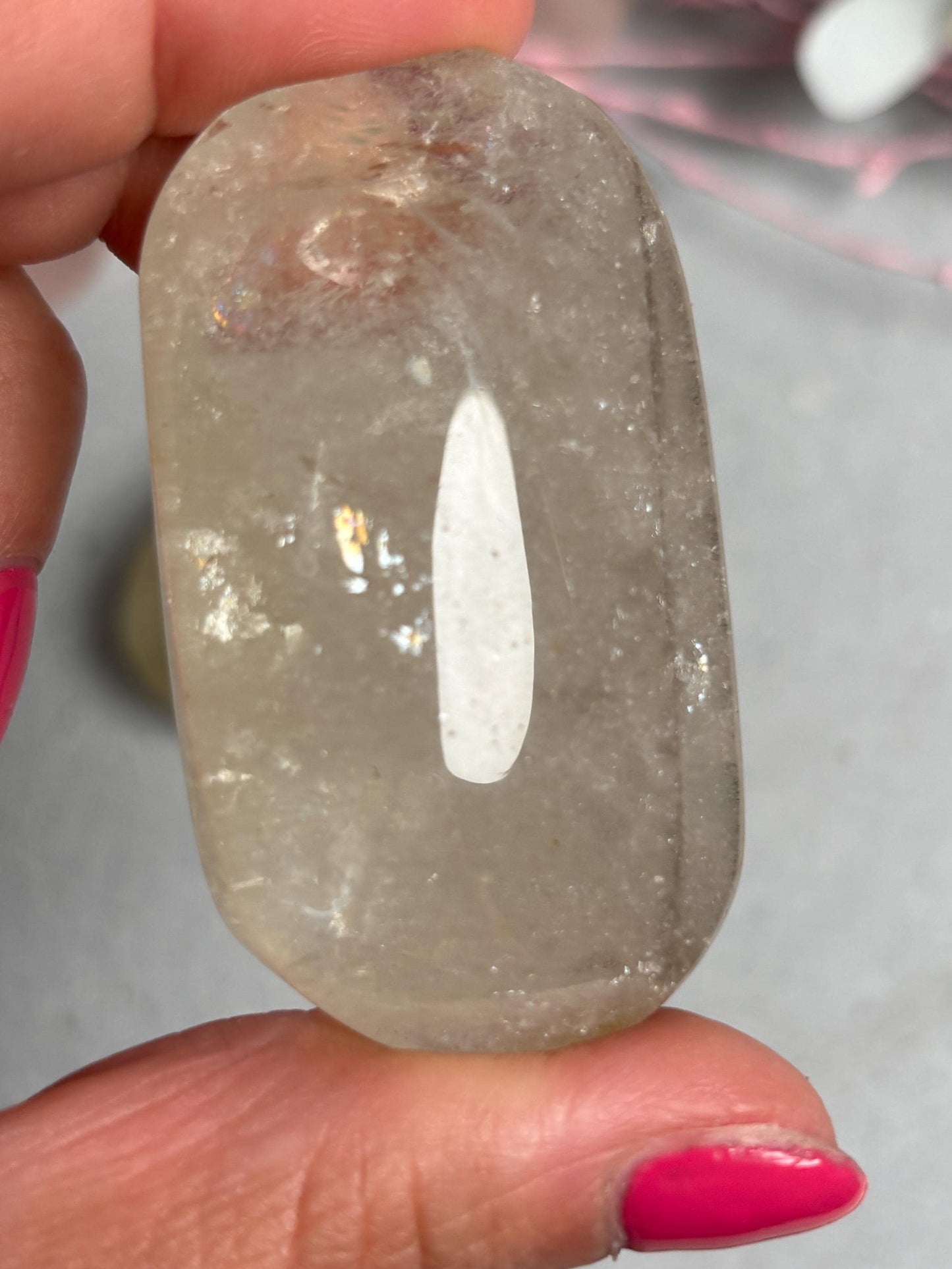 Rauchiger Citrin Palmstone mit Regenbögen polierter Edelstein Handschmeichler Naturstein ca. 5,8 cm