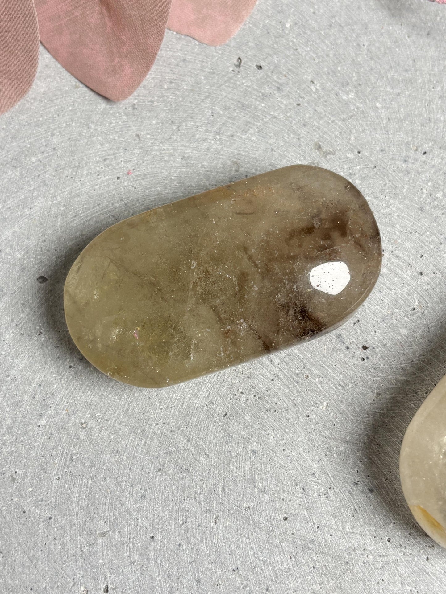 Rauchiger Citrin Palmstone mit Regenbögen polierter Edelstein Handschmeichler Naturstein ca. 5,8 cm