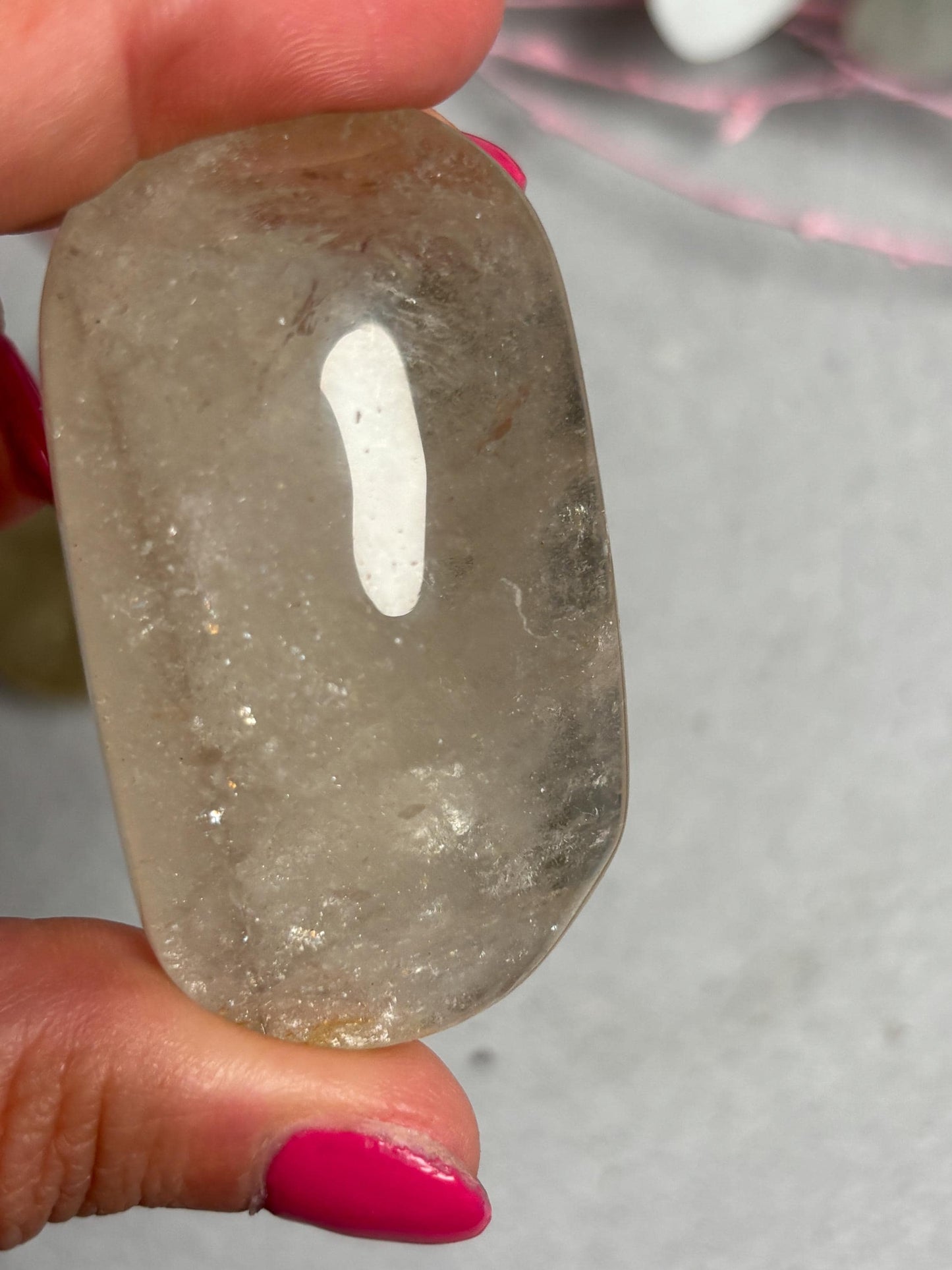 Rauchiger Citrin Palmstone mit Regenbögen polierter Edelstein Handschmeichler Naturstein ca. 5,8 cm