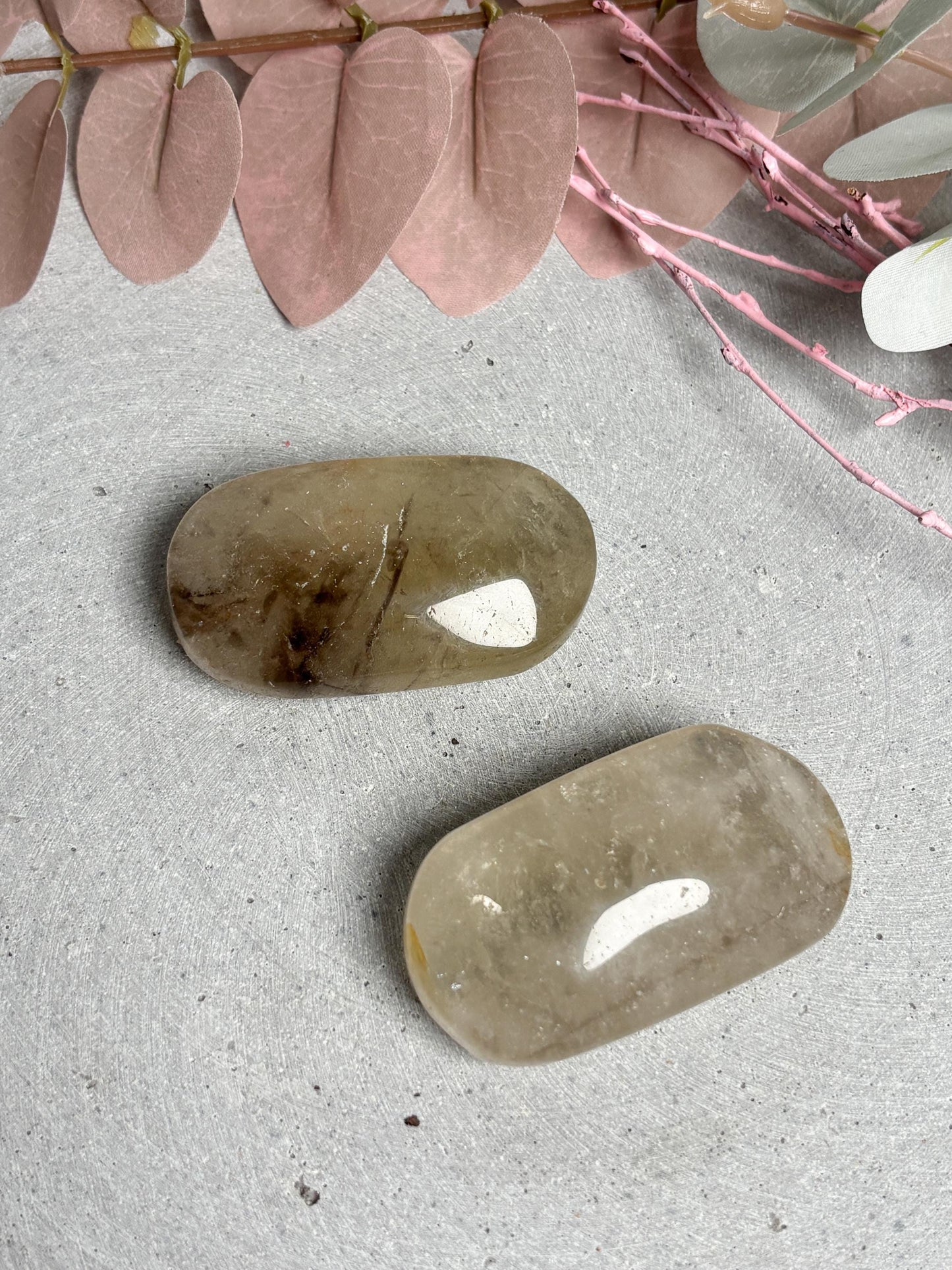 Rauchiger Citrin Palmstone mit Regenbögen polierter Edelstein Handschmeichler Naturstein ca. 5,8 cm