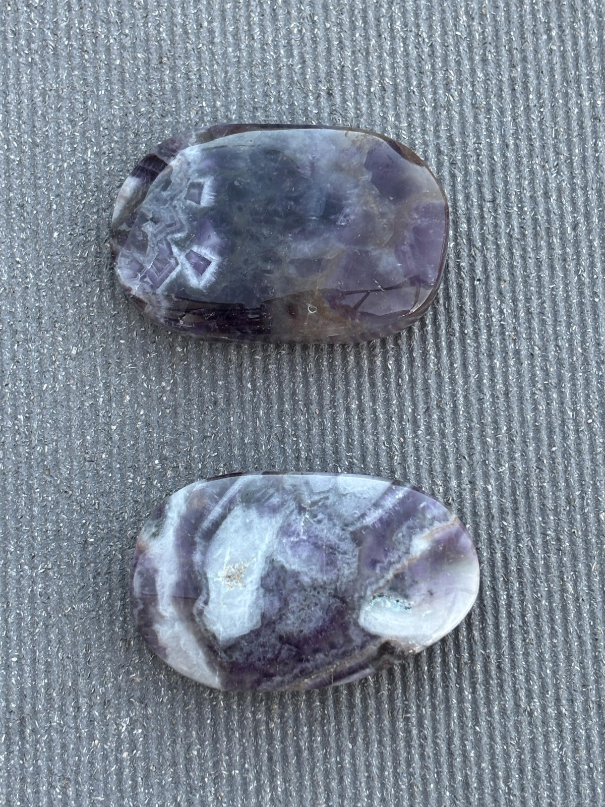 Traumamethyst Handstein ca. 5,9 cm polierter Palmstone mit besonderer Maserung Amethyst Naturstein Unikat