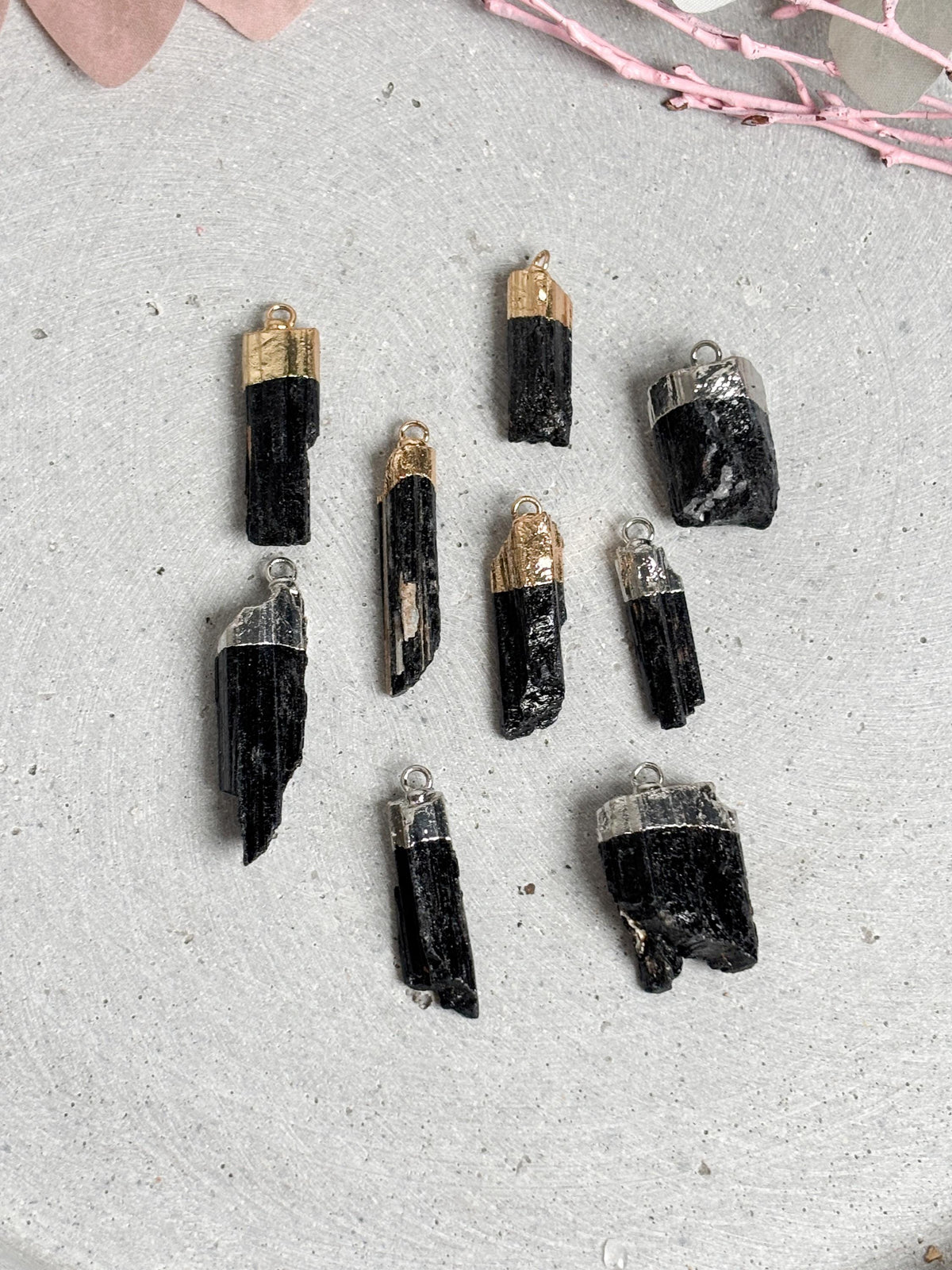 Schwarzer Turmalin Kettenanhänger Rohstein  gold- oder silberfarbene Fassung, Kristall Anhänger Schmuck