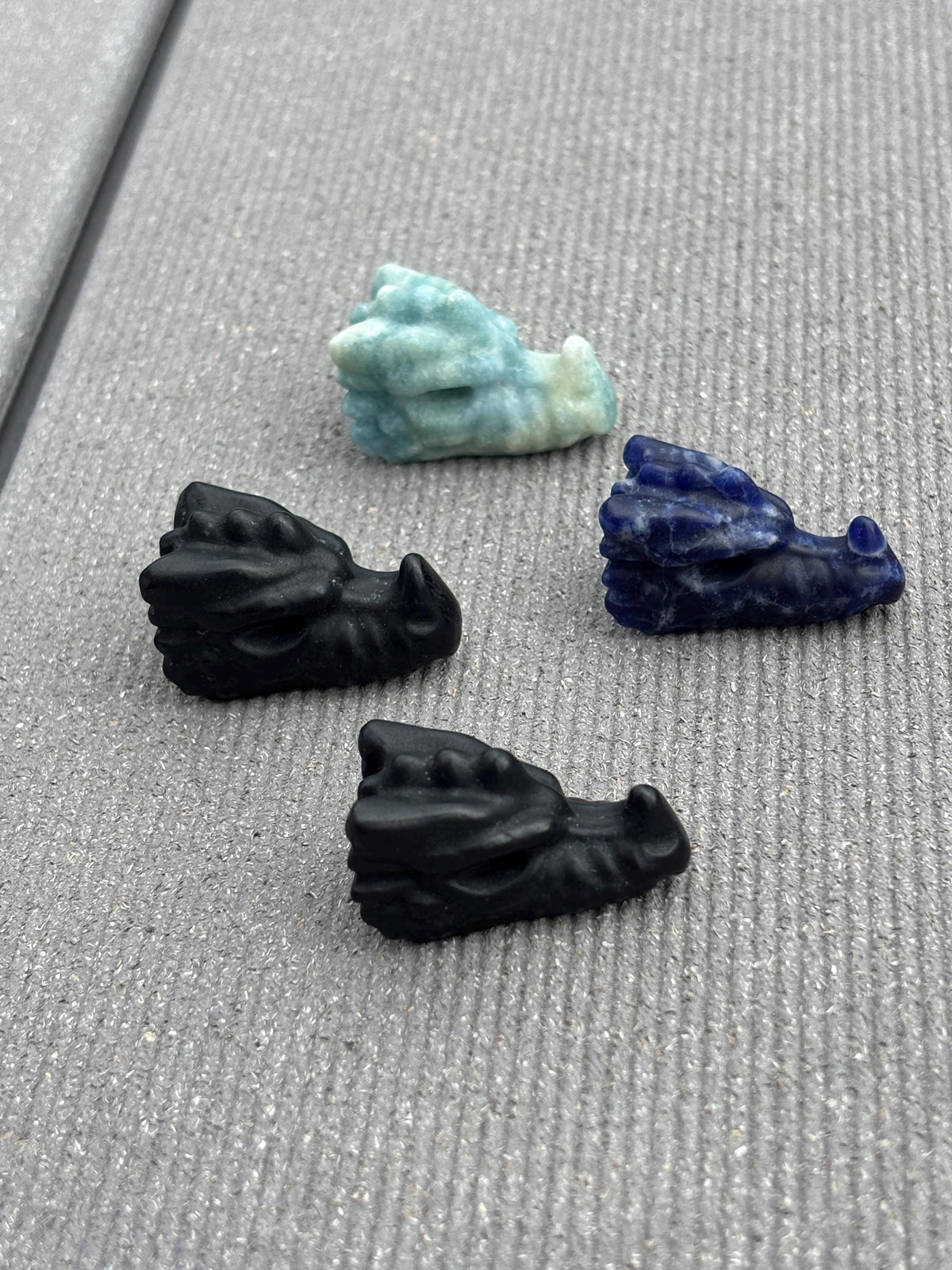 Kleine Drachenfigur aus Edelstein ca. 3,3 cm Amazonit Obsidian Sodalith Mahagoni Obsidian Kristall Drache Deko