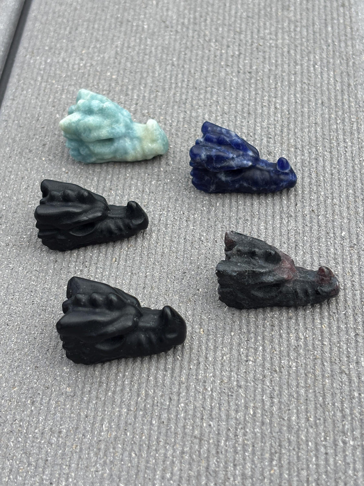 Kleine Drachenfigur aus Edelstein ca. 3,3 cm Amazonit Obsidian Sodalith Mahagoni Obsidian Kristall Drache Deko