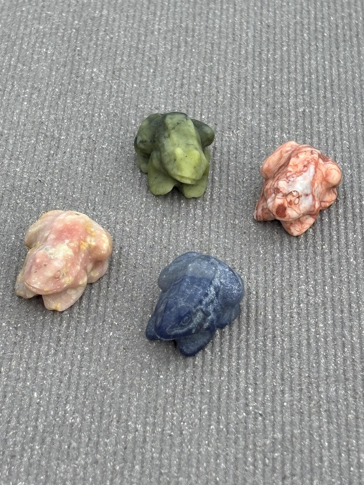Kleine Kristall Frösche ca. 3 cm Blauer Aventurin grüne Jade Pink Amethyst Red Vein Jaspis Edelstein Frosch