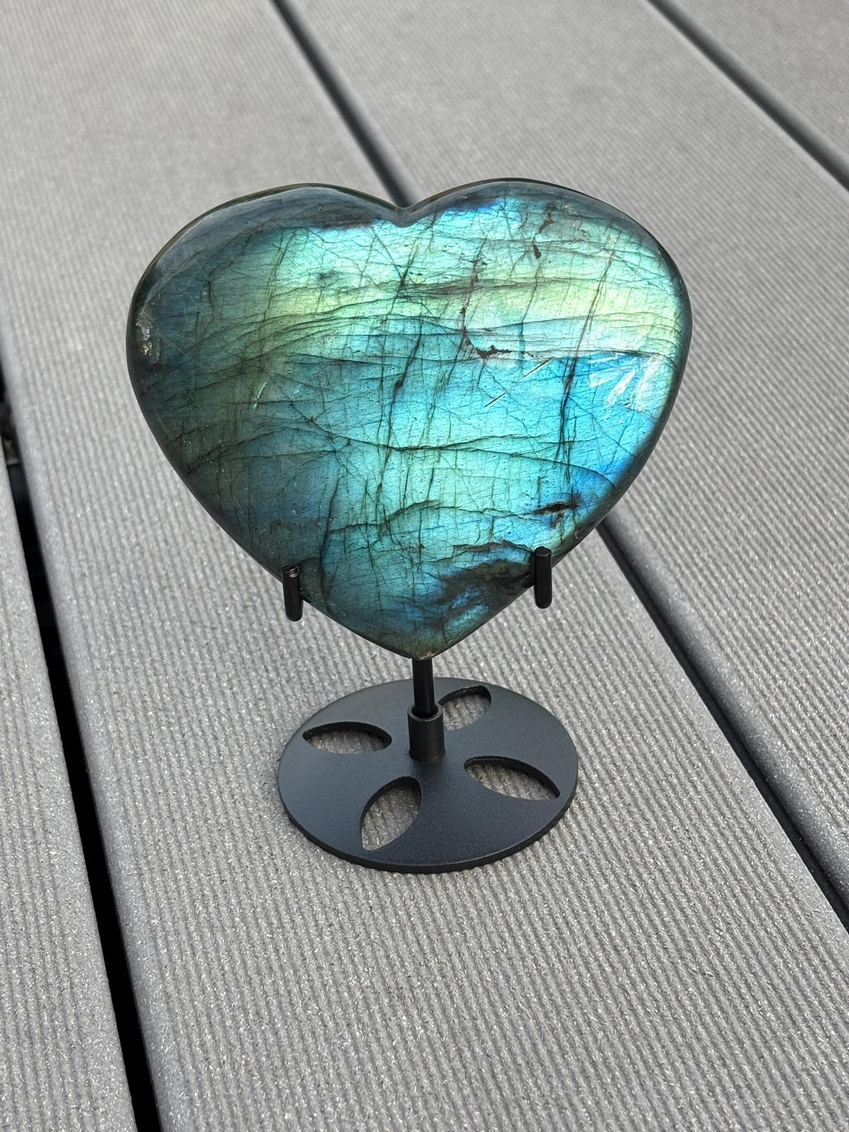 Großes Chunky Labradorit Herz ca. 11 cm mit blauem Flash Edelstein Herz Kristall Deko inkl. schwarzem Metallhalter