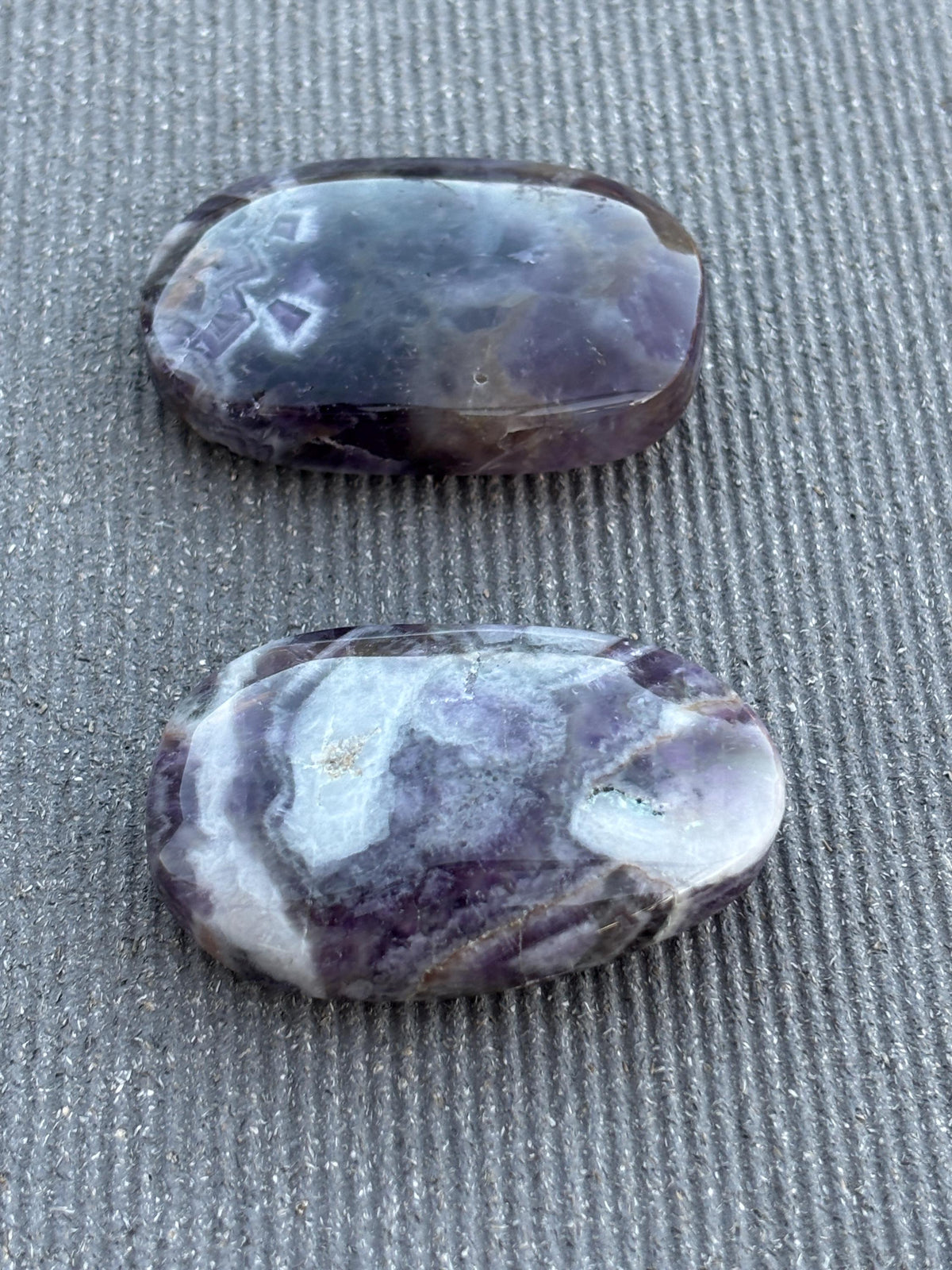 Traumamethyst Handstein ca. 5,9 cm polierter Palmstone mit besonderer Maserung Amethyst Naturstein Unikat