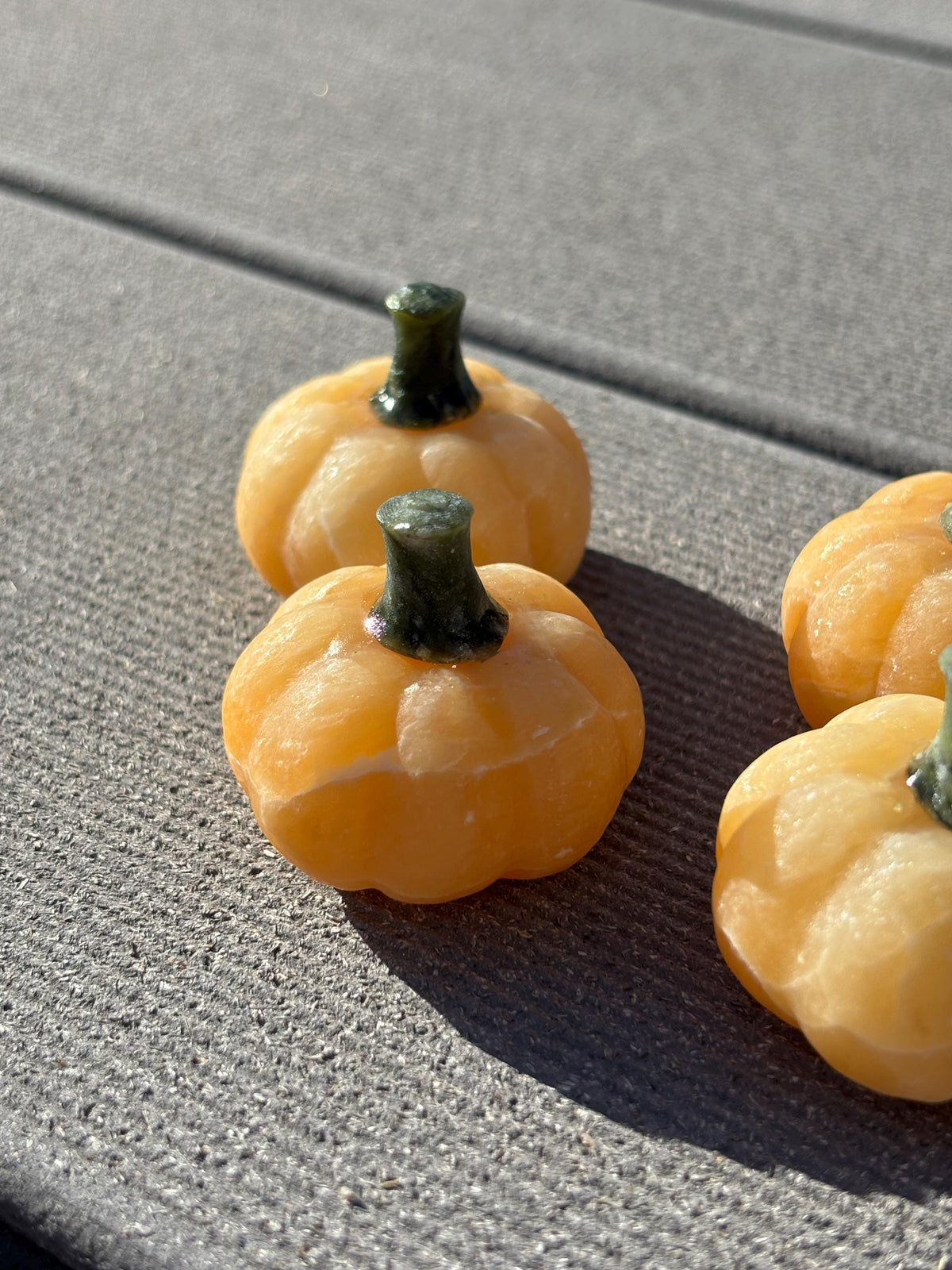 Calcit Jade Kürbis ca. 3,8 cm Edelstein Kürbis Naturstein Deko Herbstdeko Kristall Kürbis Unikat