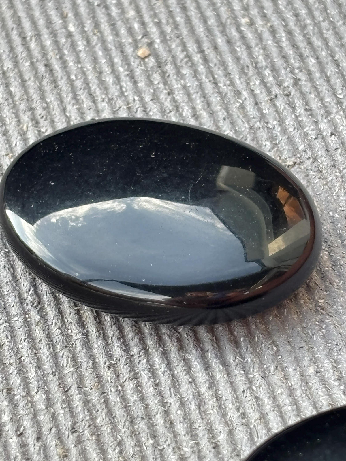 Obsidian Handstein ca. 4,7 × 3,7 cm polierter Handschmeichler Taschenstein schwarzer Edelstein Naturstein