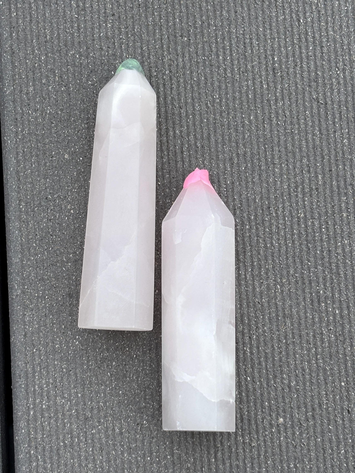 Pinker Calcit Turm mit UV Reaktion ca. 8,69,2 cm Kristall Spitze rosa Calcit fluoreszierend Edelstein Deko