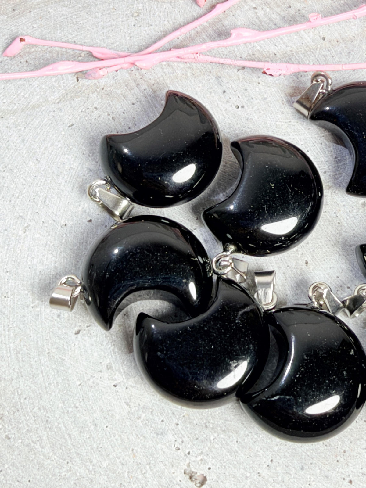 Obsidian Mond Anhänger ca. 2 × 1,6 cm schwarzer Edelstein Kettenanhänger Kristall Halbmond Schutzstein Schmuck Geschenk