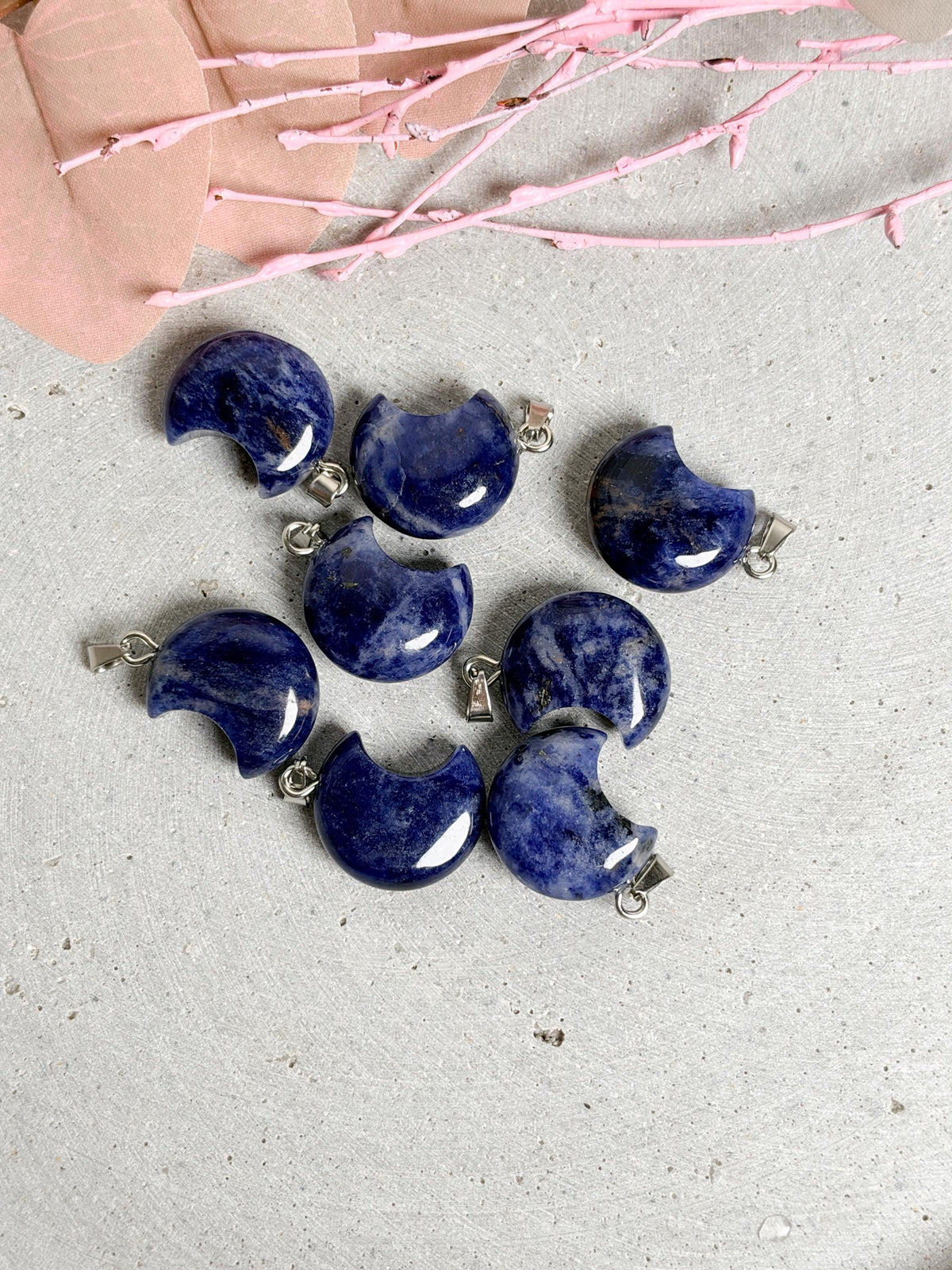 Sodalith Mond Anhänger ca. 2 × 1,6 cm blauer Edelstein Kettenanhänger Kristall Halbmond Schmuck Intuition Geschenk