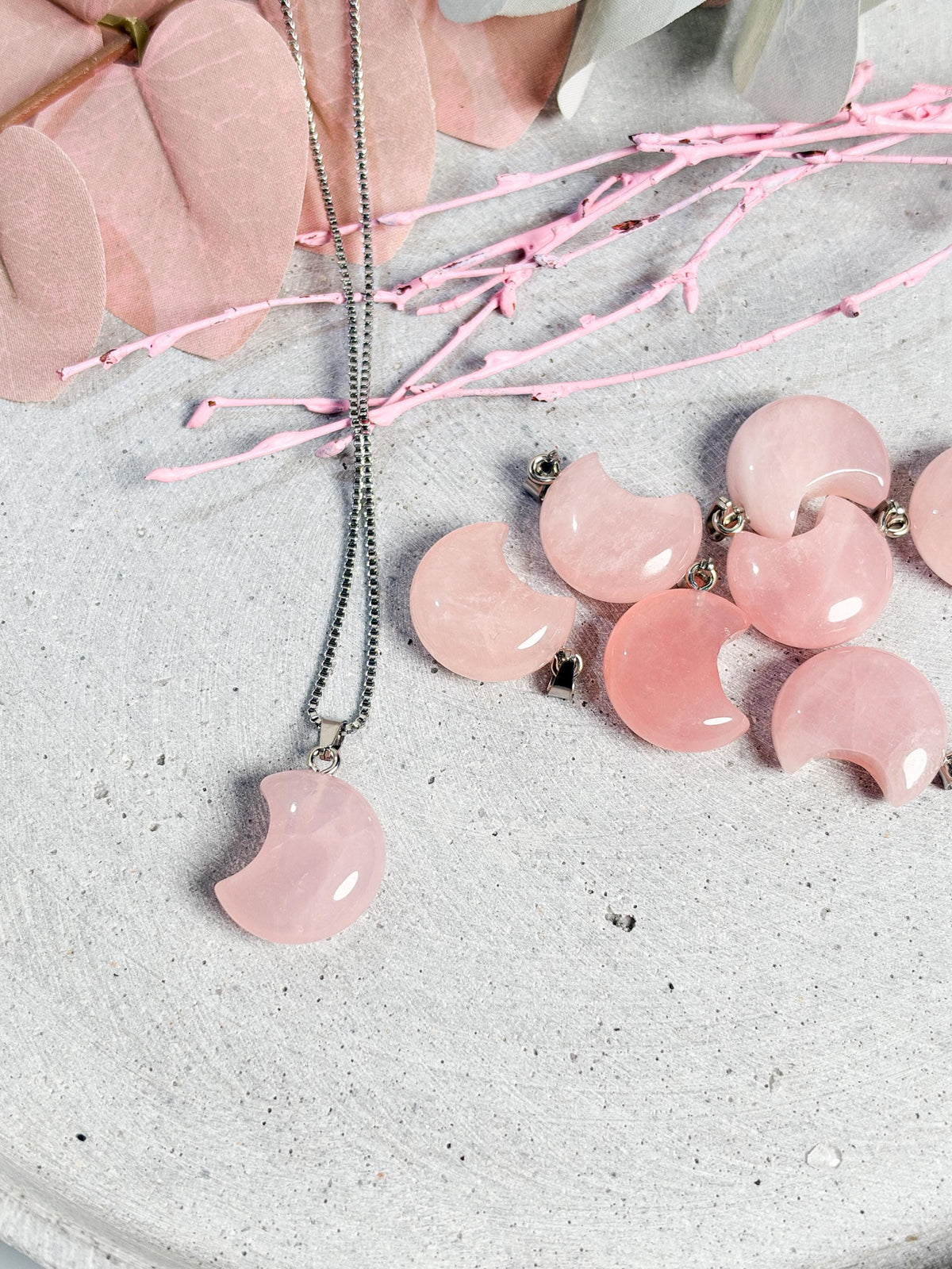 Rosenquarz Mond Anhänger ca. 2 × 1,6 cm Edelstein Kettenanhänger rosa Kristall Halbmond Schmuck Geschenk für Frauen